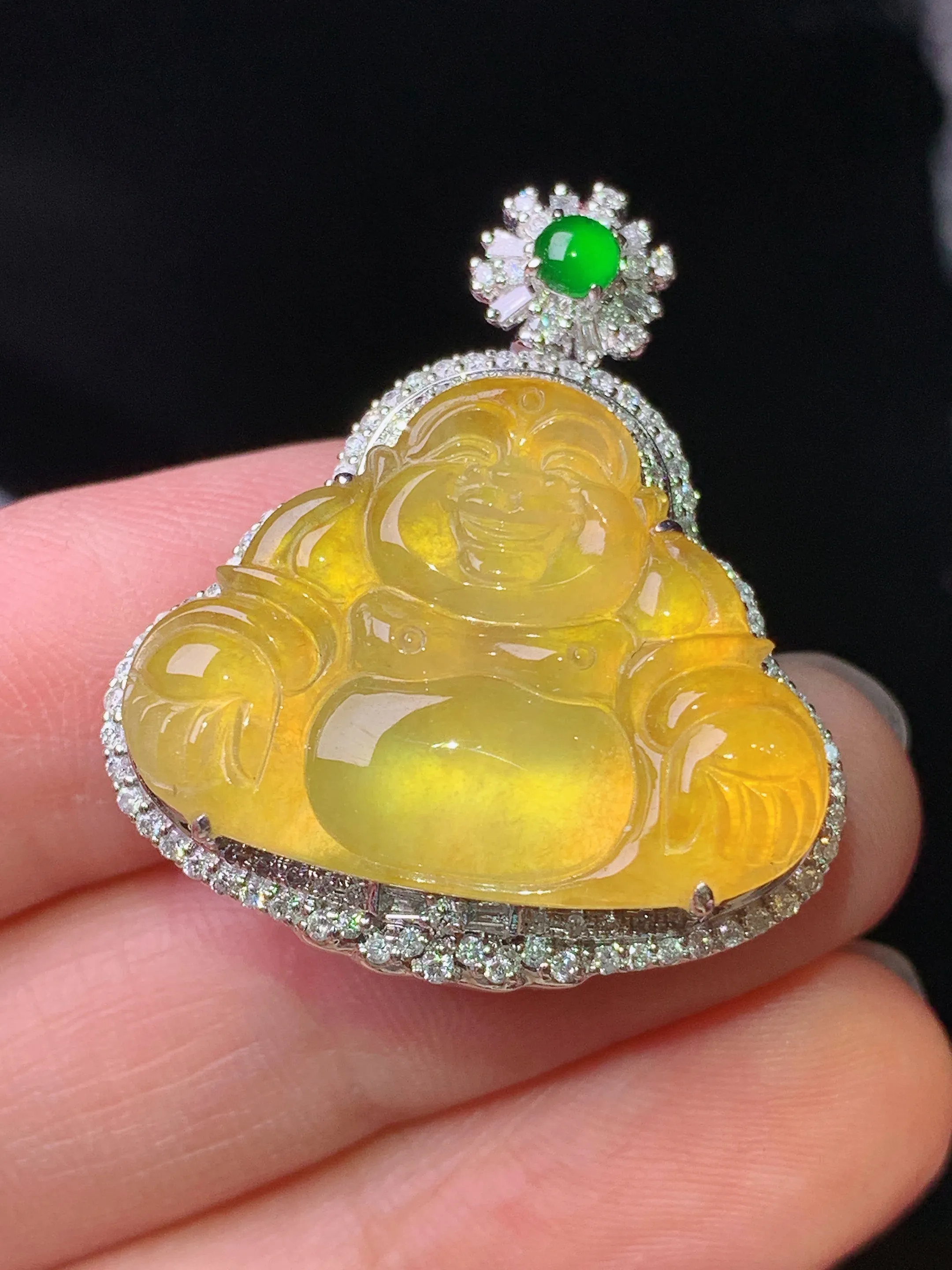 18k金钻镶嵌黄翡佛公吊坠 玉质细腻 色泽艳丽清新 整体尺寸30.5*26.5*10.8