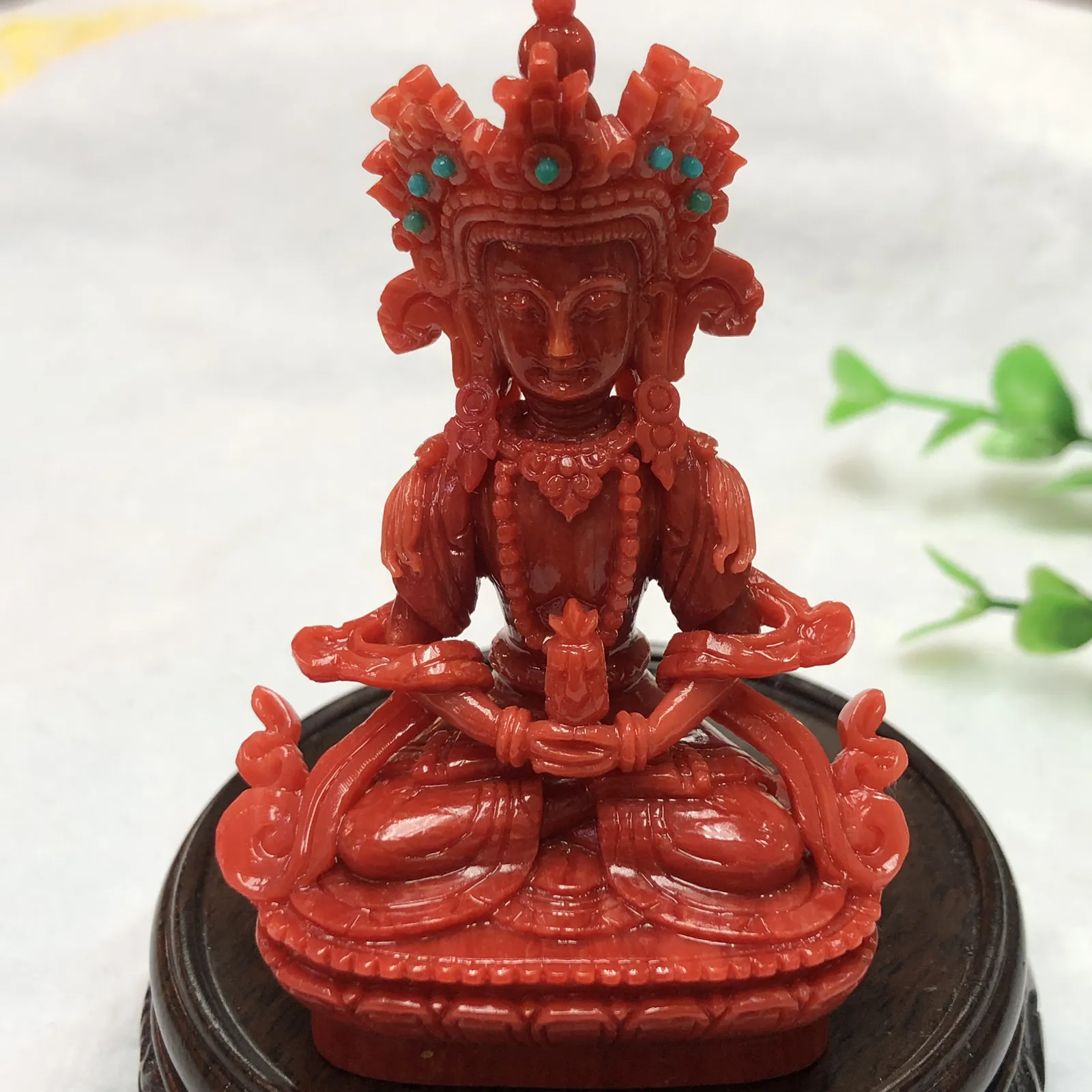 【红珊瑚长寿佛小摆件】可用作手持供奉，家庭供奉，工艺制作复杂精良，材料为意大利深红沙丁料，台湾拼接工艺，细节处理精细，佛身肌肤红色，盘发成髻戴五佛宝冠，上穿天衣，下著绸裙，神态庄严，双手结禅定印于膝上，托长寿宝瓶，双足以金刚双跏趺安住于莲花月轮上。底部开孔可藏经文！期待有缘人！佛高77.5毫米，宽50.4毫米，厚31.5毫米，重量54.32克，珊瑚本为佛教珍宝，珊瑚佛更近佛缘，可加持！