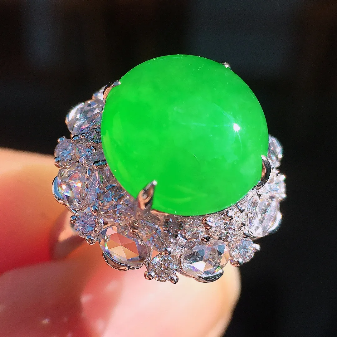 阳绿蛋面戒指，色泽均匀艳丽，玉质细腻，荧光感超
强，饱满圆润，尽显优雅气质，18k
金豪华镶嵌