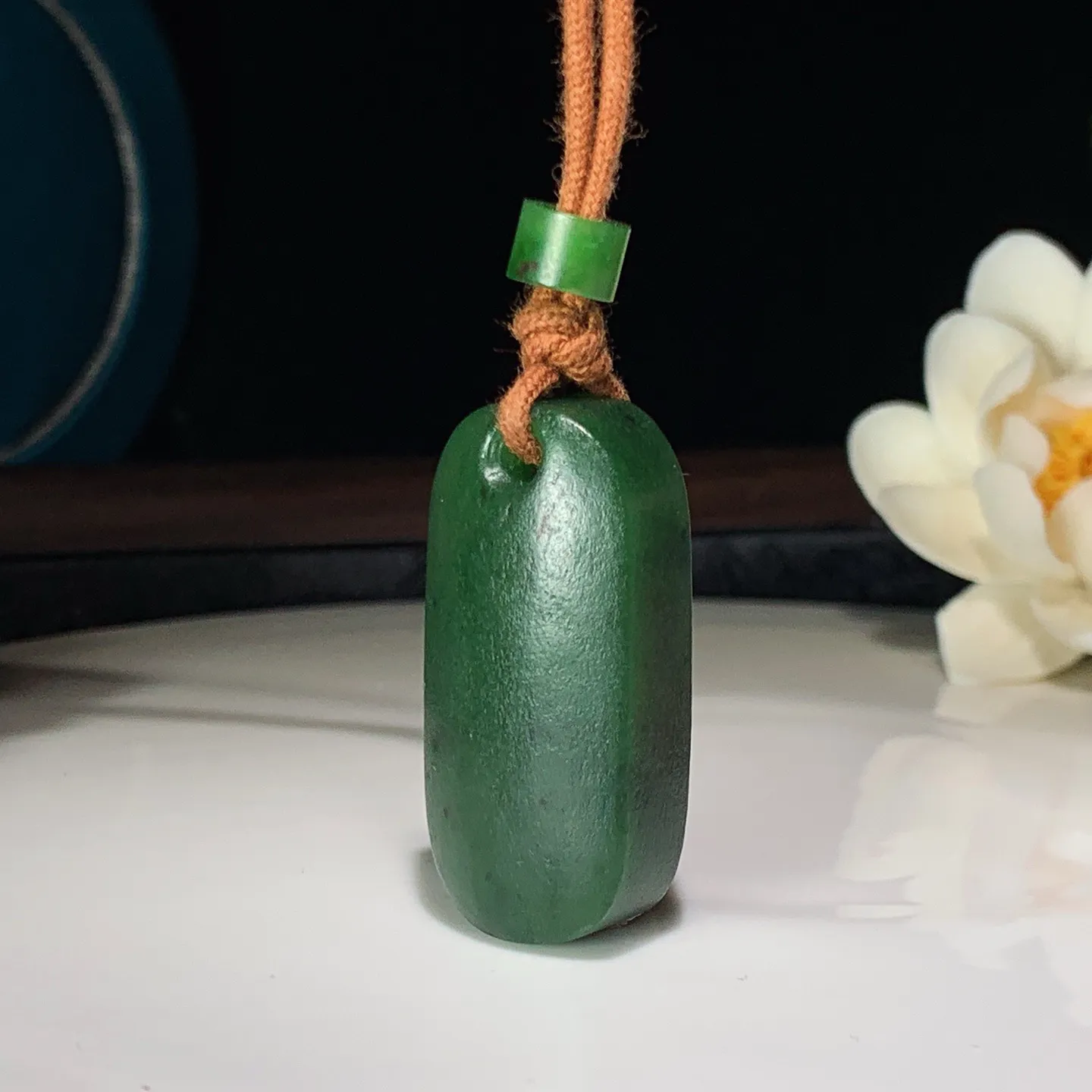 和田玉菠菜绿俄罗斯碧玉平安无事牌挂件。尺寸39/19/15重25.5克 无裂无杂 玉质细腻油润 底色纯净 脂粉好，品质好。lt250106