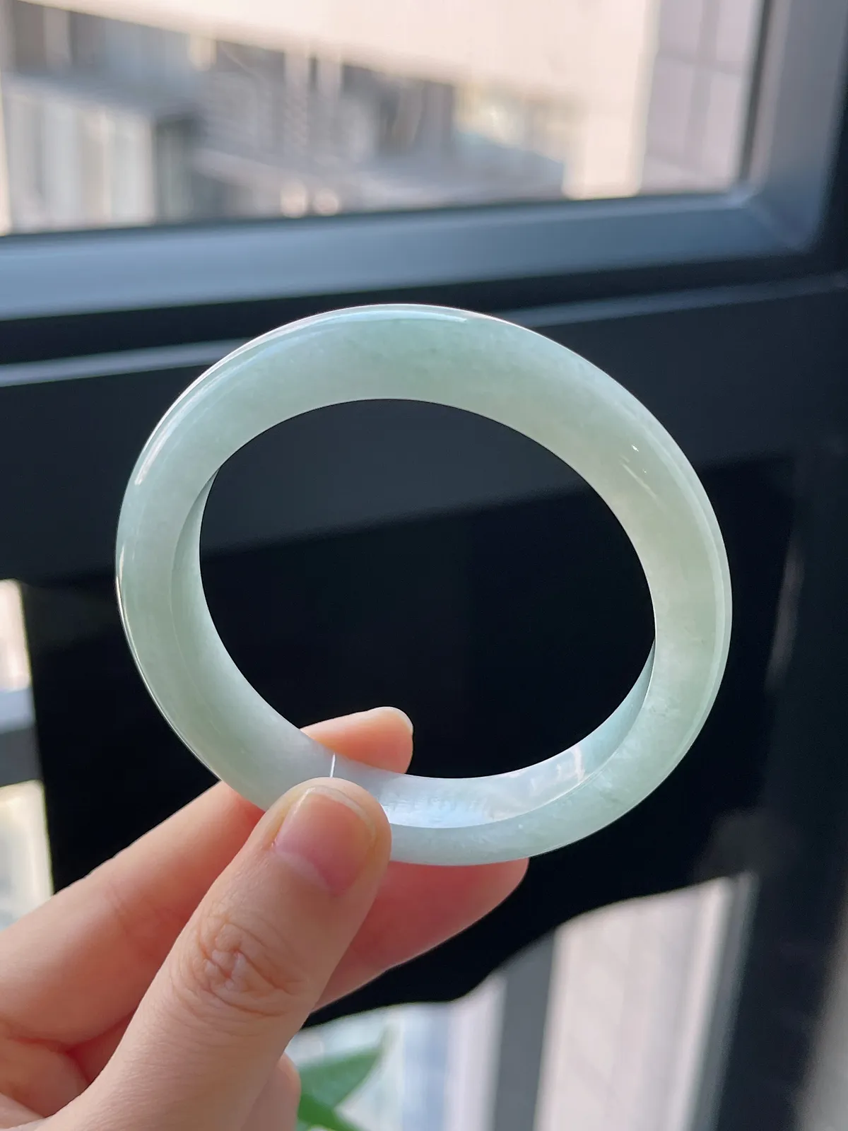 正圈54.6圈口，翡翠糯化种浅绿色手镯