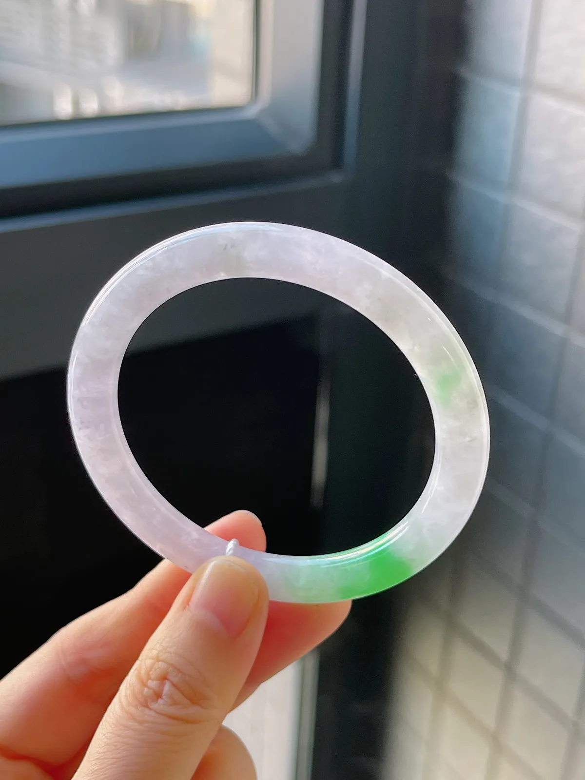 圆镯53.3圈口，翡翠冰糯种飘绿手镯