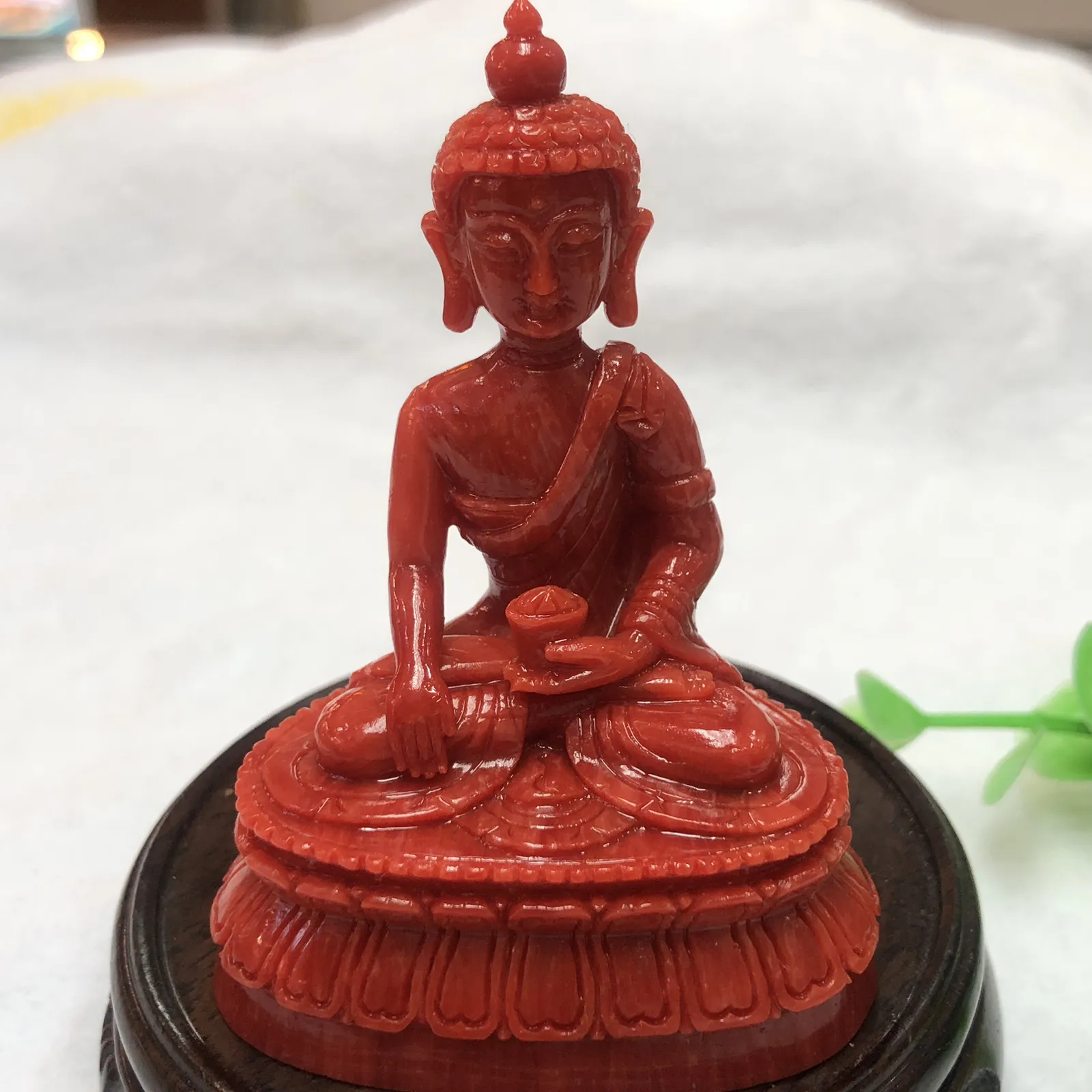 【天然红珊瑚拼接释迦牟尼小佛摆件】意大利产地，沙丁珊瑚料，深红颜色，釆用台湾拼接手工工艺，精雕细镂，