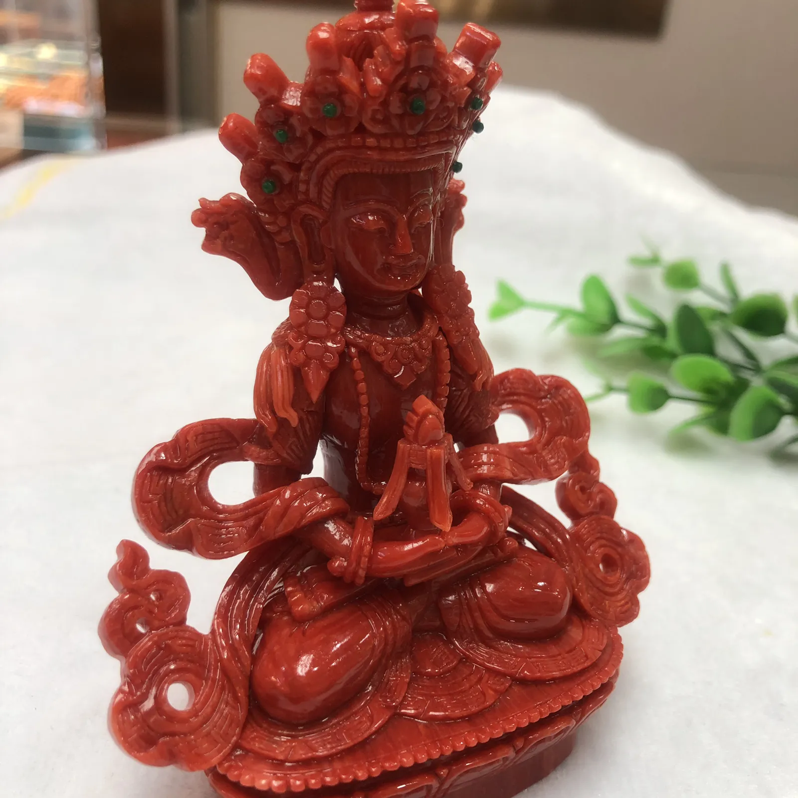 【红珊瑚长寿佛中号摆件】意大利产地，天然沙丁珊瑚料，深红颜色，釆用台湾拼接手工工艺，精雕细镂，底部有开孔可藏经文，手工工序复杂，高约109.2mm，宽约80.3mm，厚42.2mm。重量127.46克！天然绿松石点缀！收藏供奉价值高！