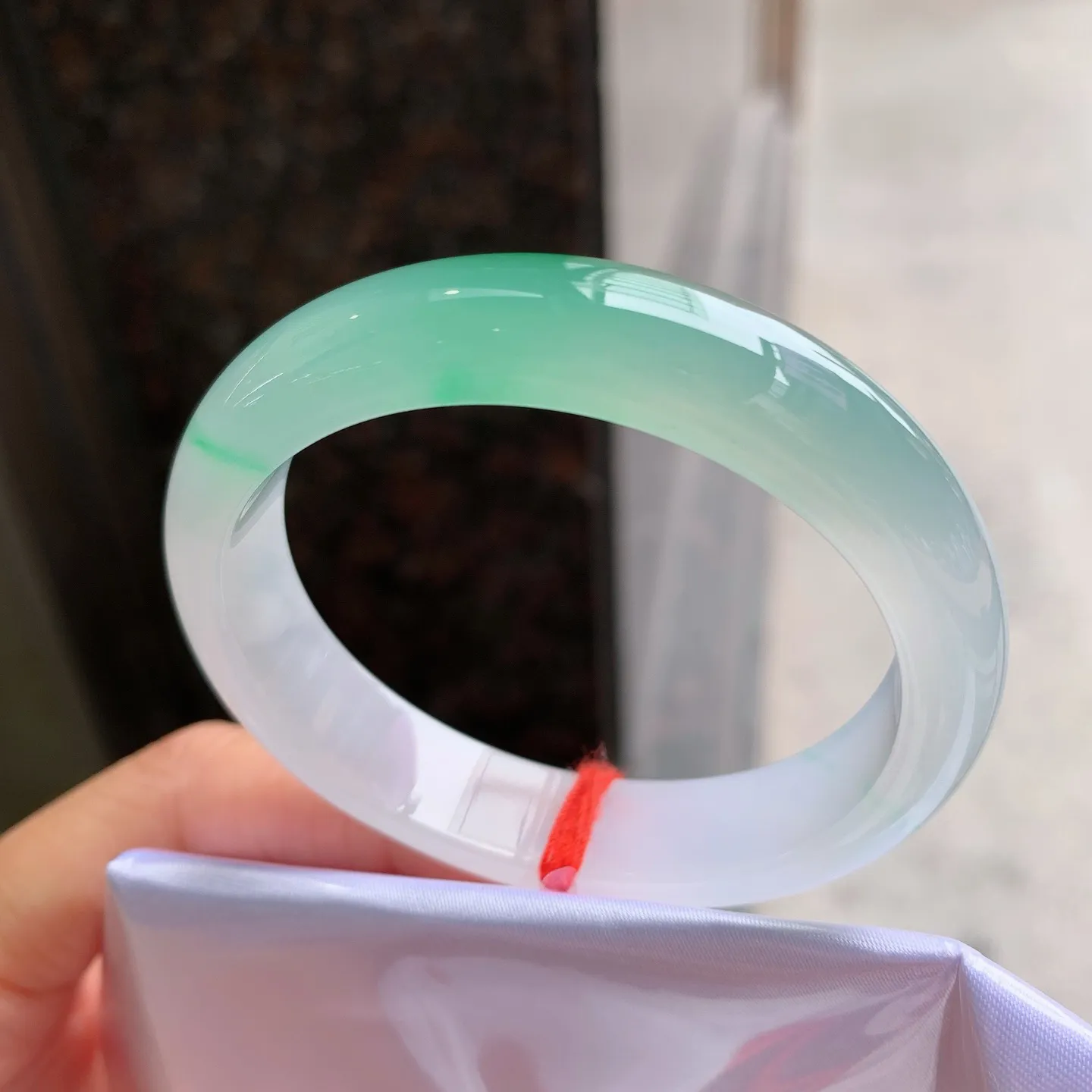 贵妃冰飘绿 无瑕 尺寸：52/46/12.3/7.5 小圈口