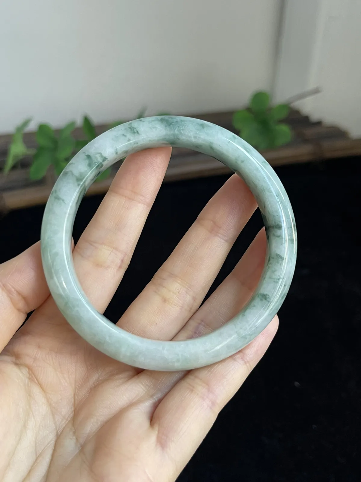 正圈56.2圈口，翡翠糯化种飘绿正手镯