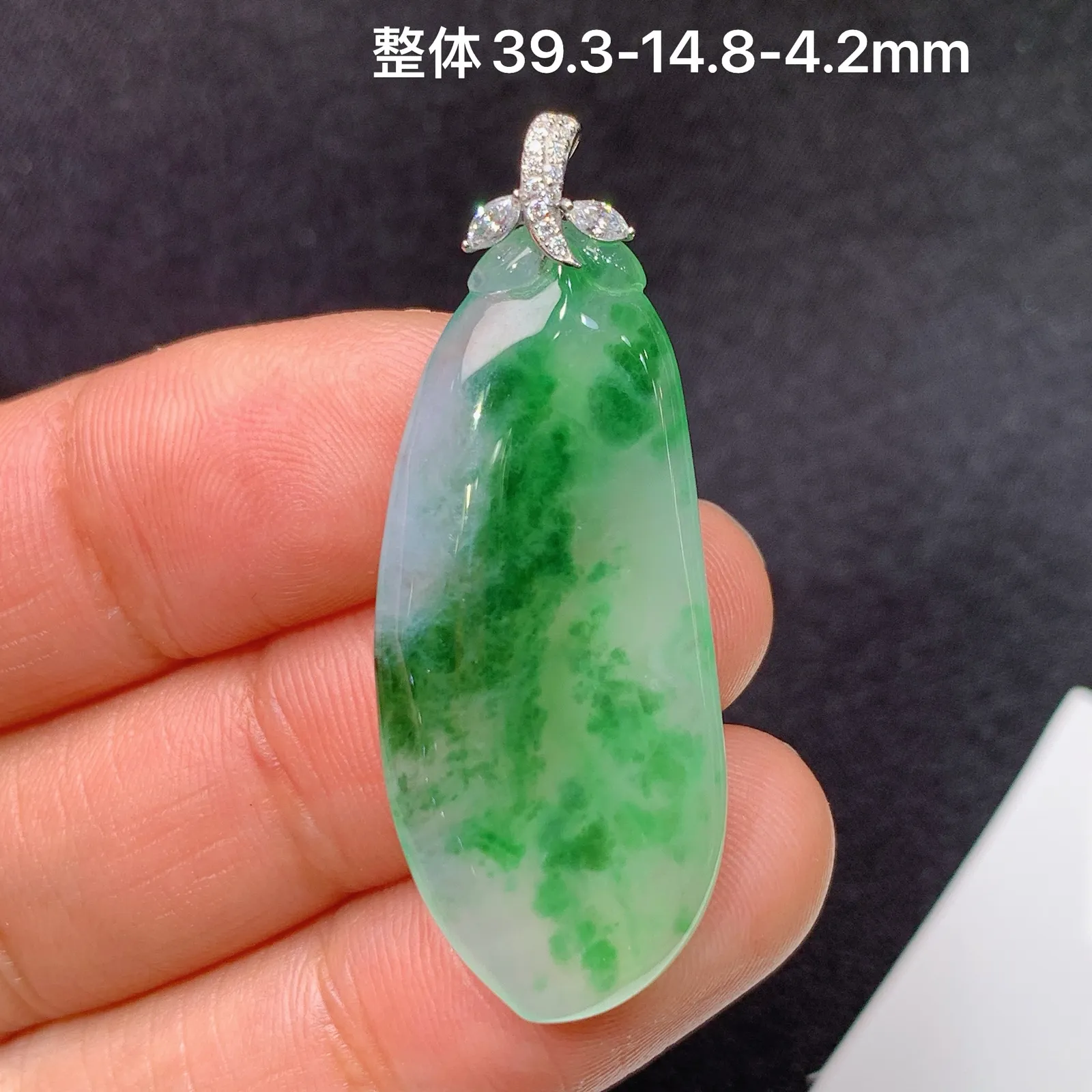 冰飘绿福瓜吊坠，18k金镶嵌，冰润色阳，玉质细腻，种水足，Xz 尺寸39.3*14.8*4.2