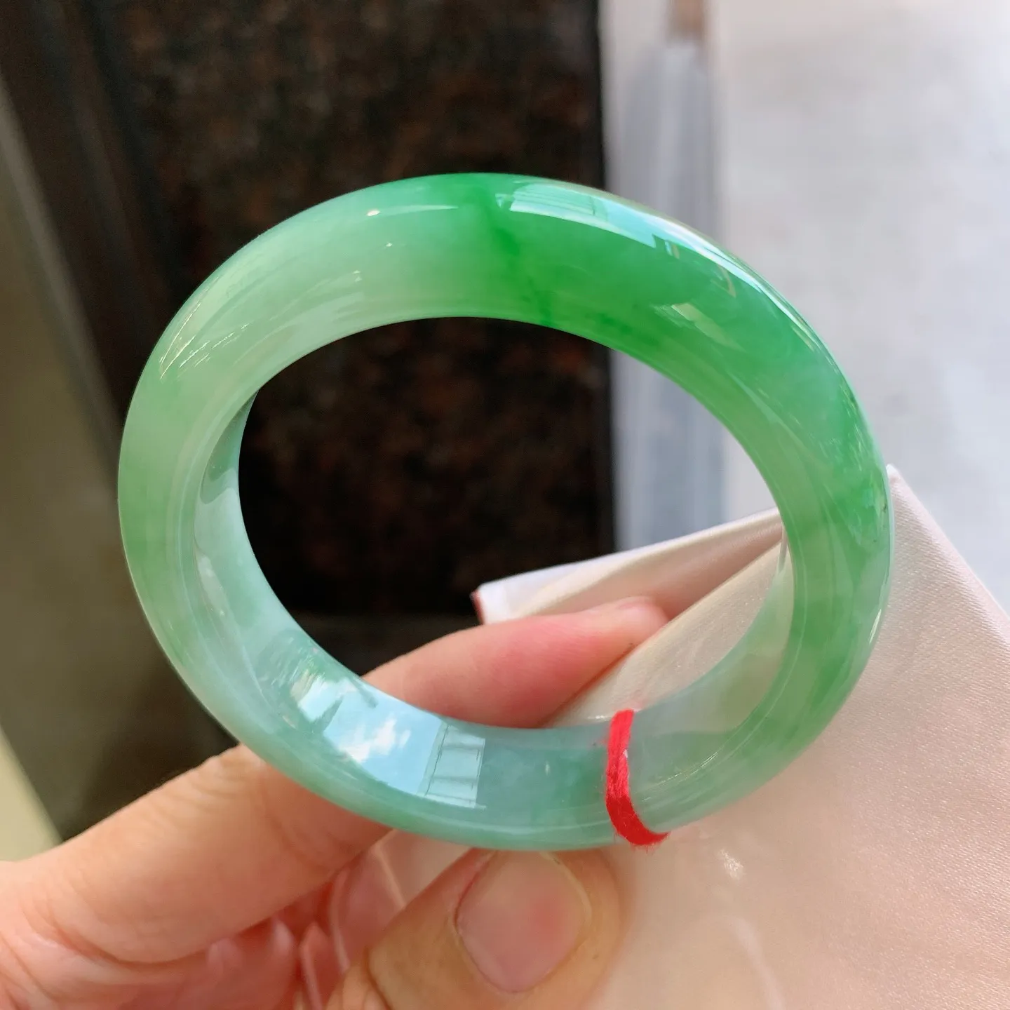 正圈飘绿 无瑕 尺寸：52/13.1/8.9 细腻