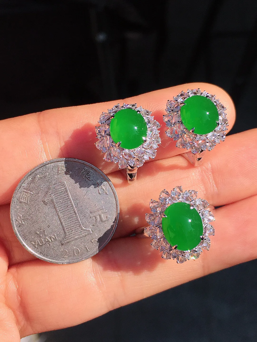 阳绿蛋面套装（耳钉+戒指），色泽均匀艳丽，玉质细腻，荧光感超
强，饱满圆润，尽显优雅气质，18k
金豪华镶嵌