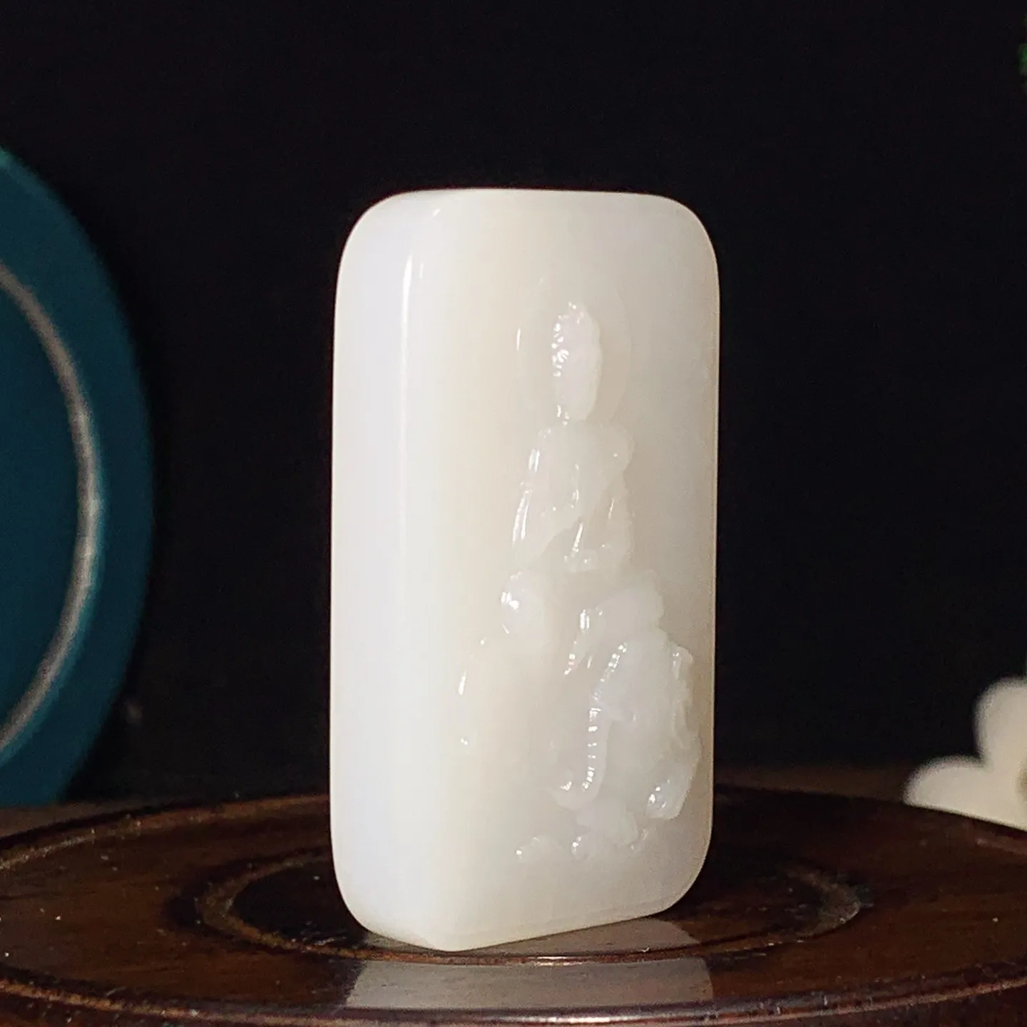 和田玉白玉普贤菩萨牌子挂件。尺寸50/30/10重33.8克 无裂无杂 玉质细腻油润 底色纯净 脂粉好，品质好。lt250106