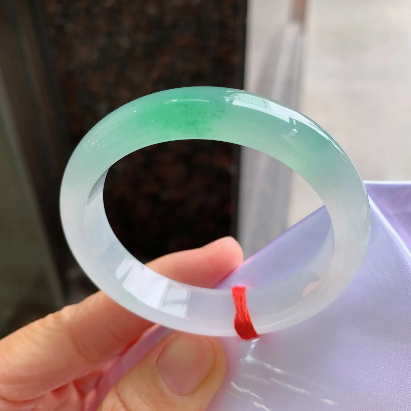 贵妃冰飘绿 无瑕 尺寸：52/46/12.3/7.5 小圈口