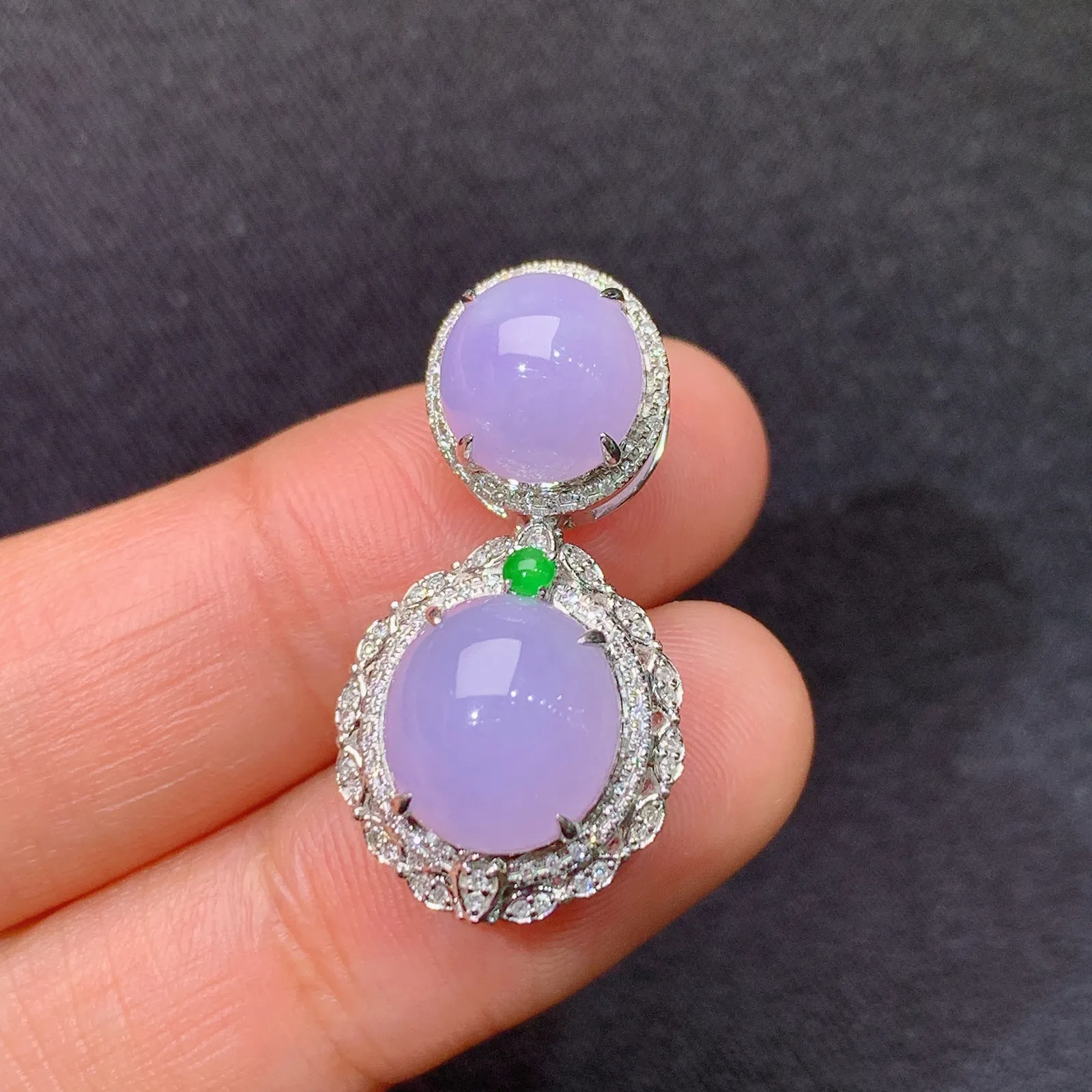 紫罗兰蛋面吊坠，18k金镶嵌，温润细腻，颜色浓郁，Mi 尺寸27.3*14.2*9