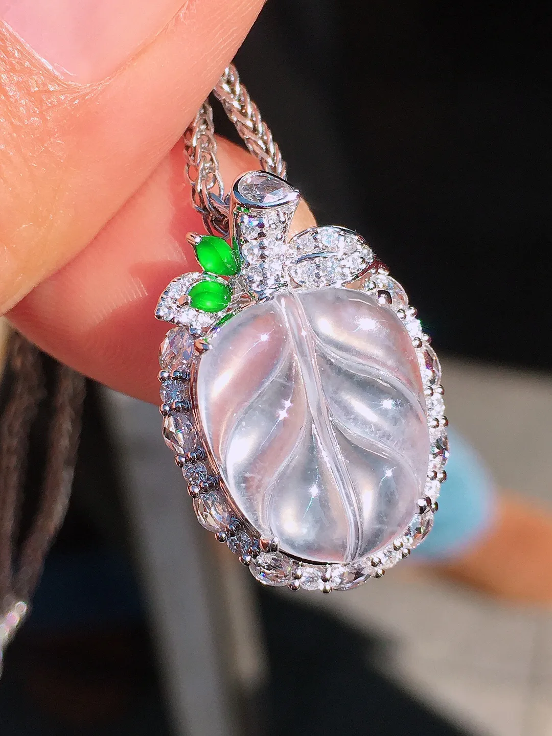 冰种玉叶吊坠，玉质细腻，荧光感超
强，饱满圆润，尽显优雅气质，18k
金豪华镶嵌