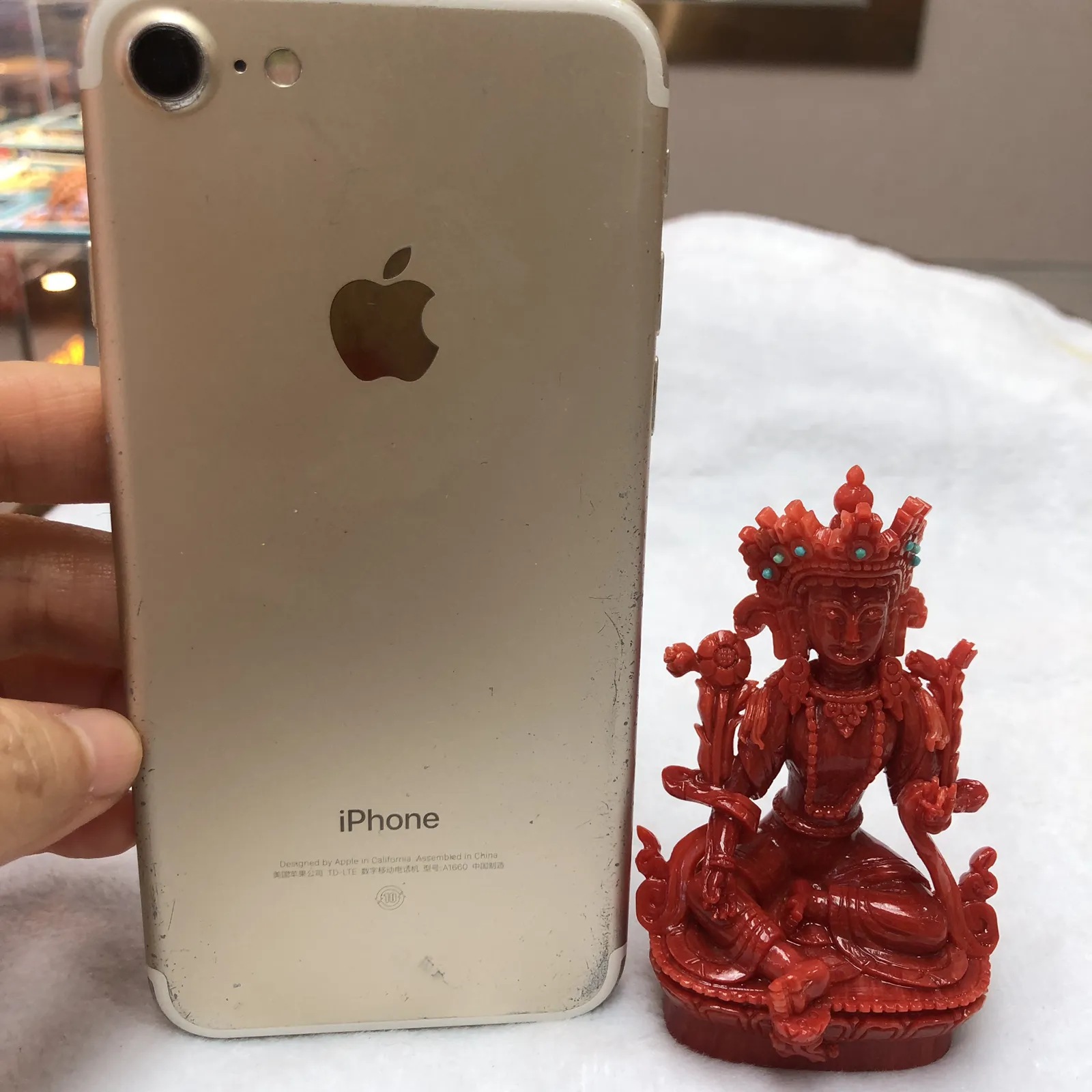 【天然红珊瑚拼接绿镀母小佛摆件】意大利产地，沙丁珊瑚料，深红颜色，釆用台湾拼接手工工艺，精雕细镂，底部有开孔可藏经文，手工工序复杂，高约83mm，宽约51.3mm，厚40.2mm，重量71.86克。天然绿松石点缀！可手持红珊瑚沙丁大枝拼接绿镀母。收藏供奉价值高！