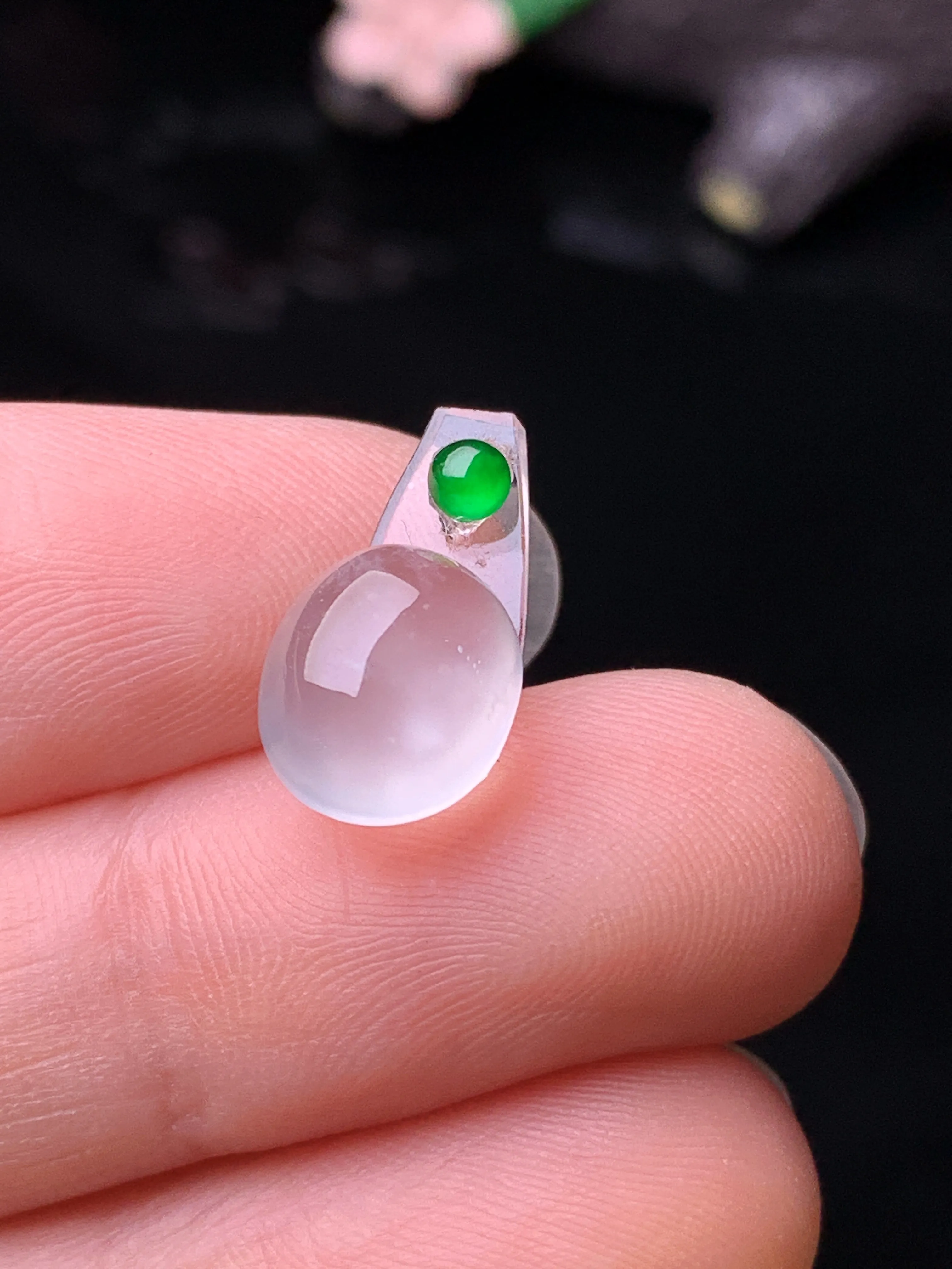 镶嵌款 冰种蛋面吊坠 玉质细腻 色泽艳丽清新 整体尺寸9.5*8*5