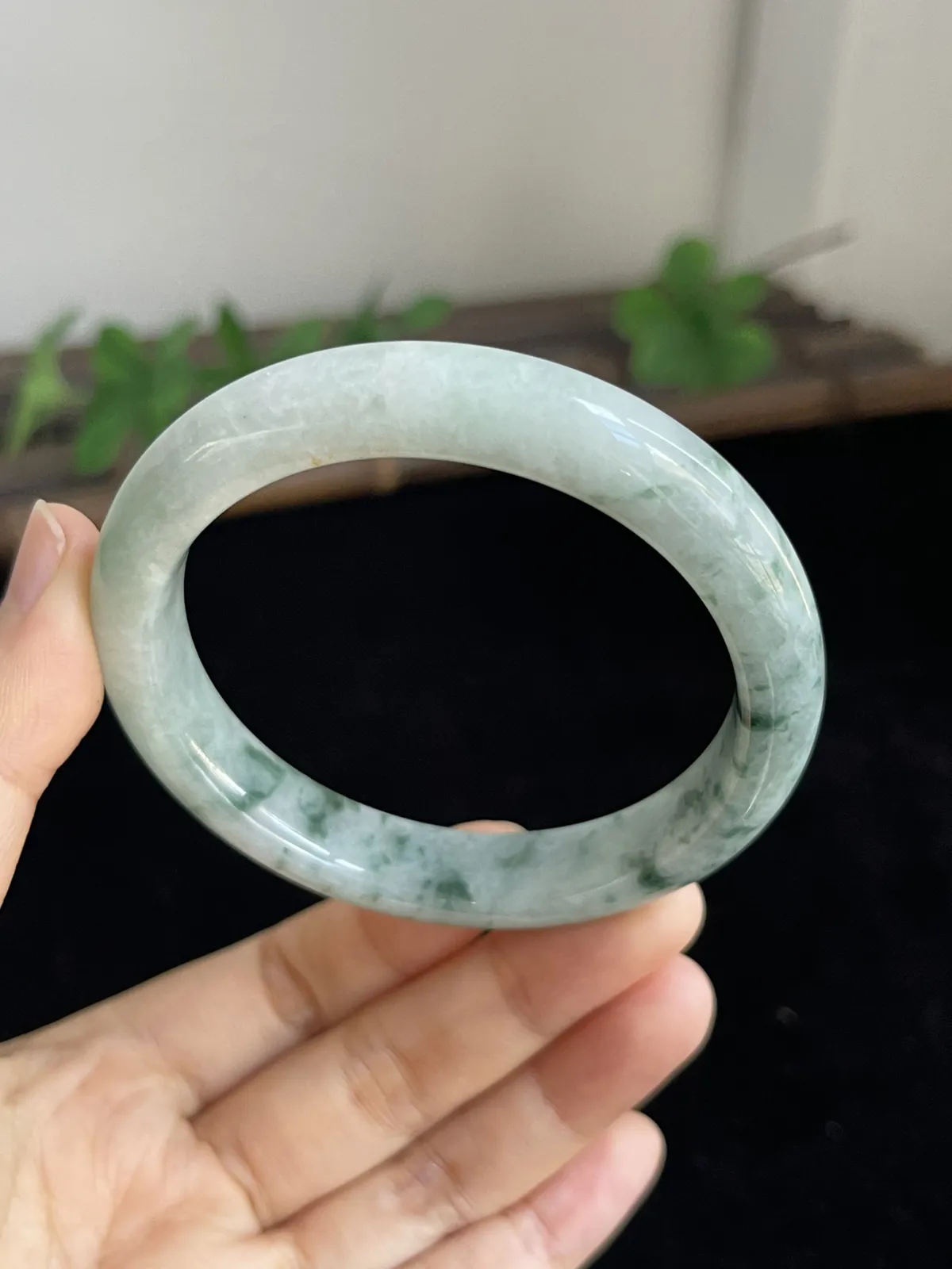 正圈56.2圈口，翡翠糯化种飘绿正手镯