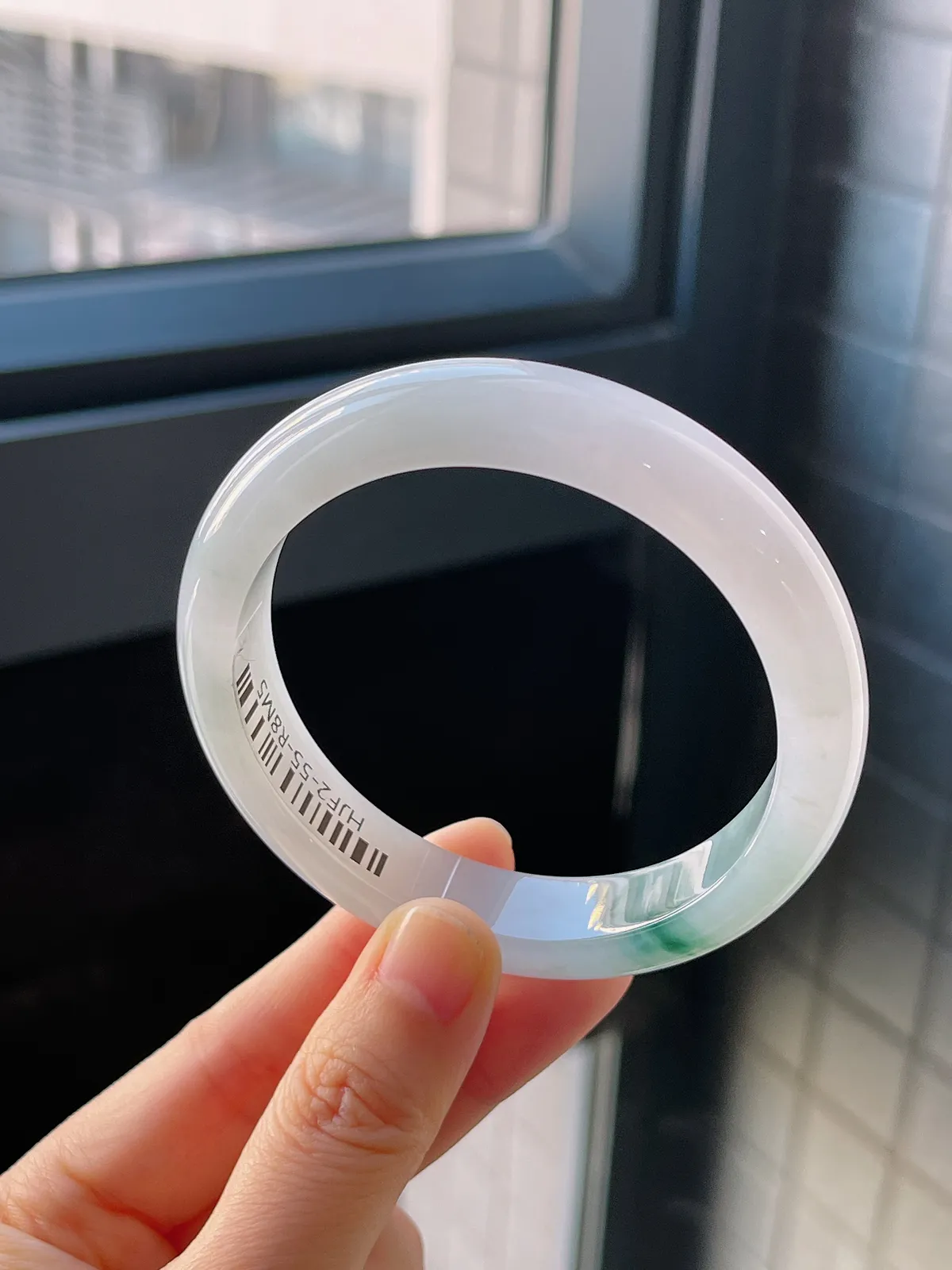 正圈57.8圈口，翡翠冰糯种飘绿手镯