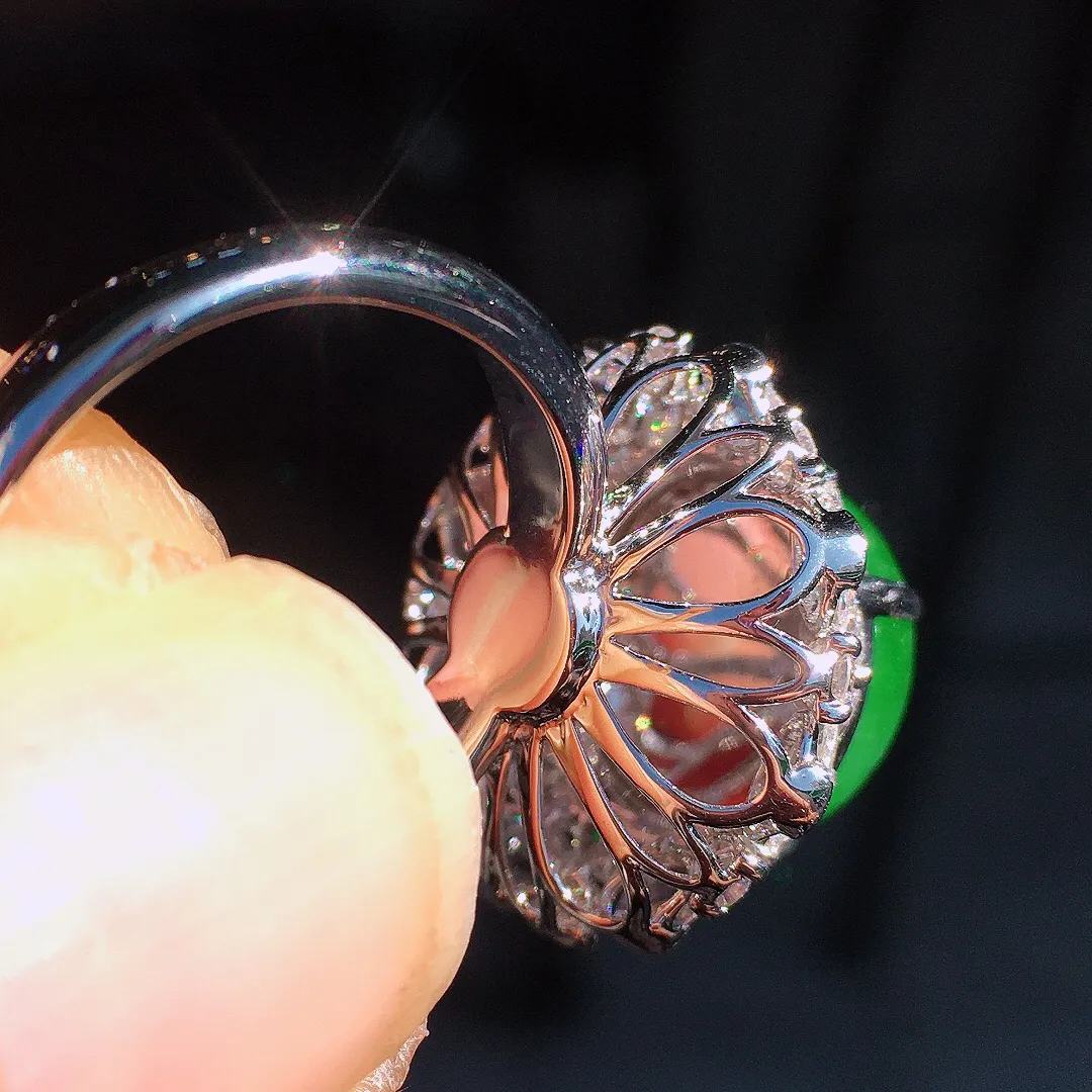 阳绿蛋面戒指，色泽均匀艳丽，玉质细腻，荧光感超
强，饱满圆润，尽显优雅气质，18k
金豪华镶嵌