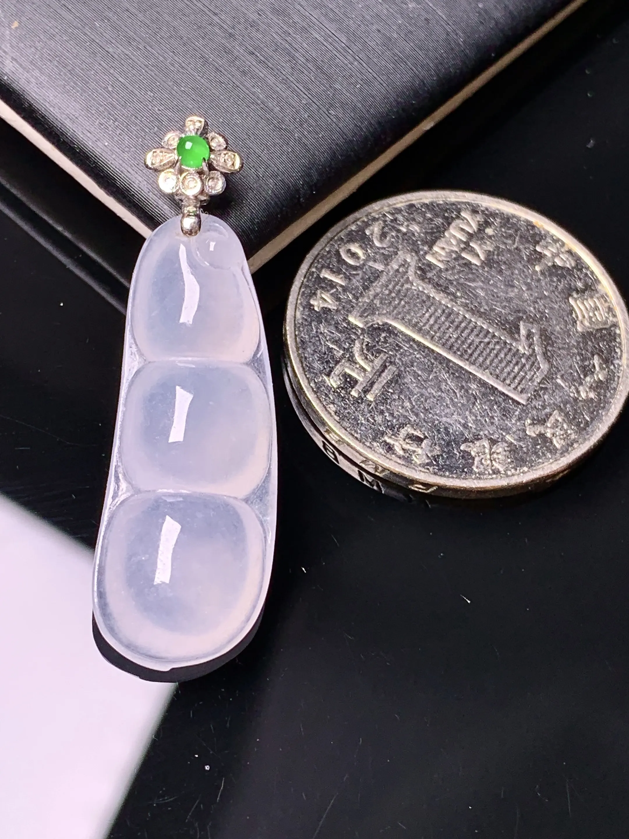 18k金镶嵌冰种四季豆吊坠 玉质细腻 色泽艳丽清新 整体尺寸36.8*11.2*5.5