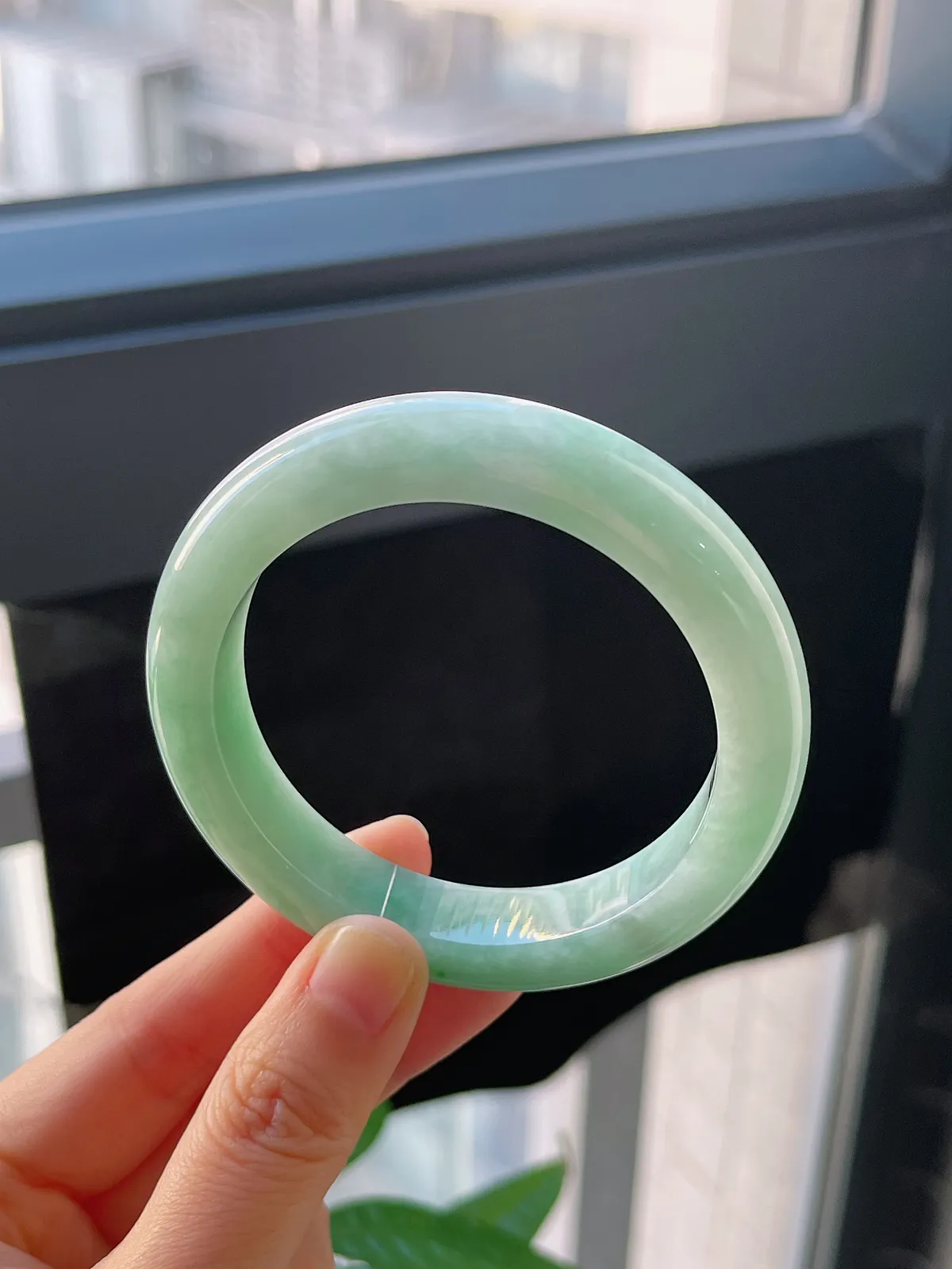 正圈55.6圈口，翡翠糯化种淡绿色手镯