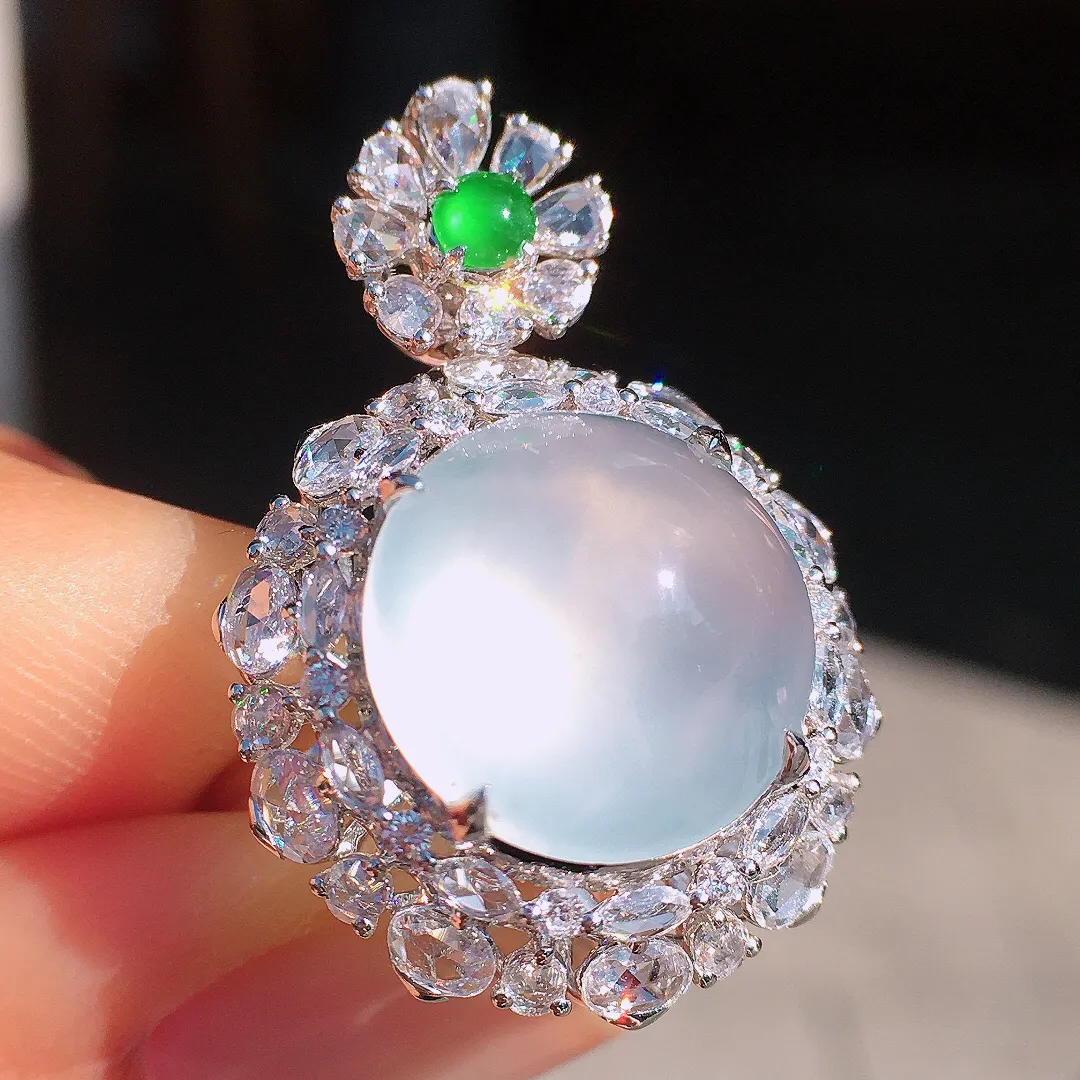 冰种蛋面戒指/吊坠两用款，玉质细腻，荧光感超
强，饱满圆润，尽显优雅气质，18k
金豪华镶嵌