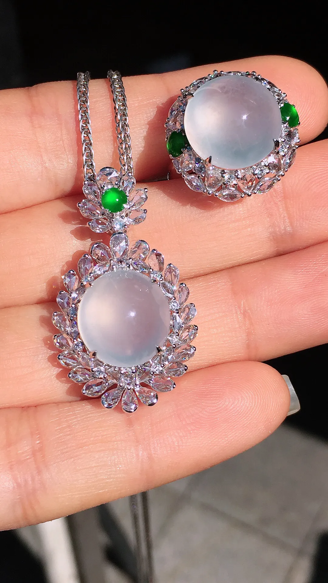 冰种蛋面套装（吊坠+戒指），玉质细腻，荧光感超
强，饱满圆润，尽显优雅气质，18k
金豪华镶嵌