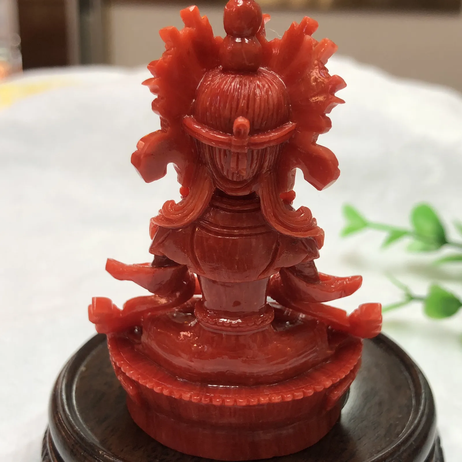 【红珊瑚长寿佛小摆件】可用作手持供奉，家庭供奉，工艺制作复杂精良，材料为意大利深红沙丁料，台湾拼接工艺，细节处理精细，佛身肌肤红色，盘发成髻戴五佛宝冠，上穿天衣，下著绸裙，神态庄严，双手结禅定印于膝上，托长寿宝瓶，双足以金刚双跏趺安住于莲花月轮上。底部开孔可藏经文！期待有缘人！佛高77.5毫米，宽50.4毫米，厚31.5毫米，重量54.32克，珊瑚本为佛教珍宝，珊瑚佛更近佛缘，可加持！