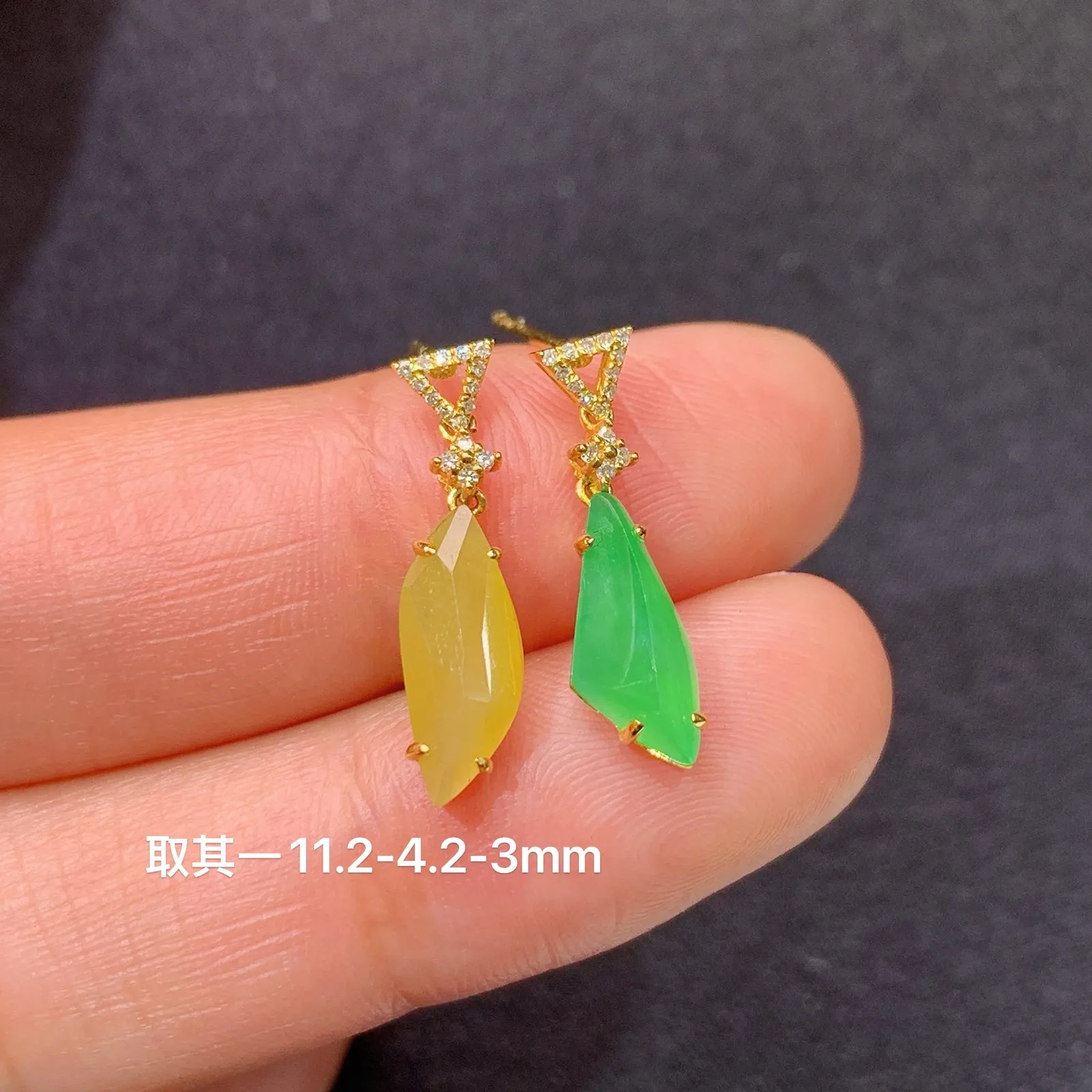 冰黄阳绿随形耳坠，AB款，18k金镶嵌，冰润鲜艳，种水足，Wx 尺寸11.2*4.2*3