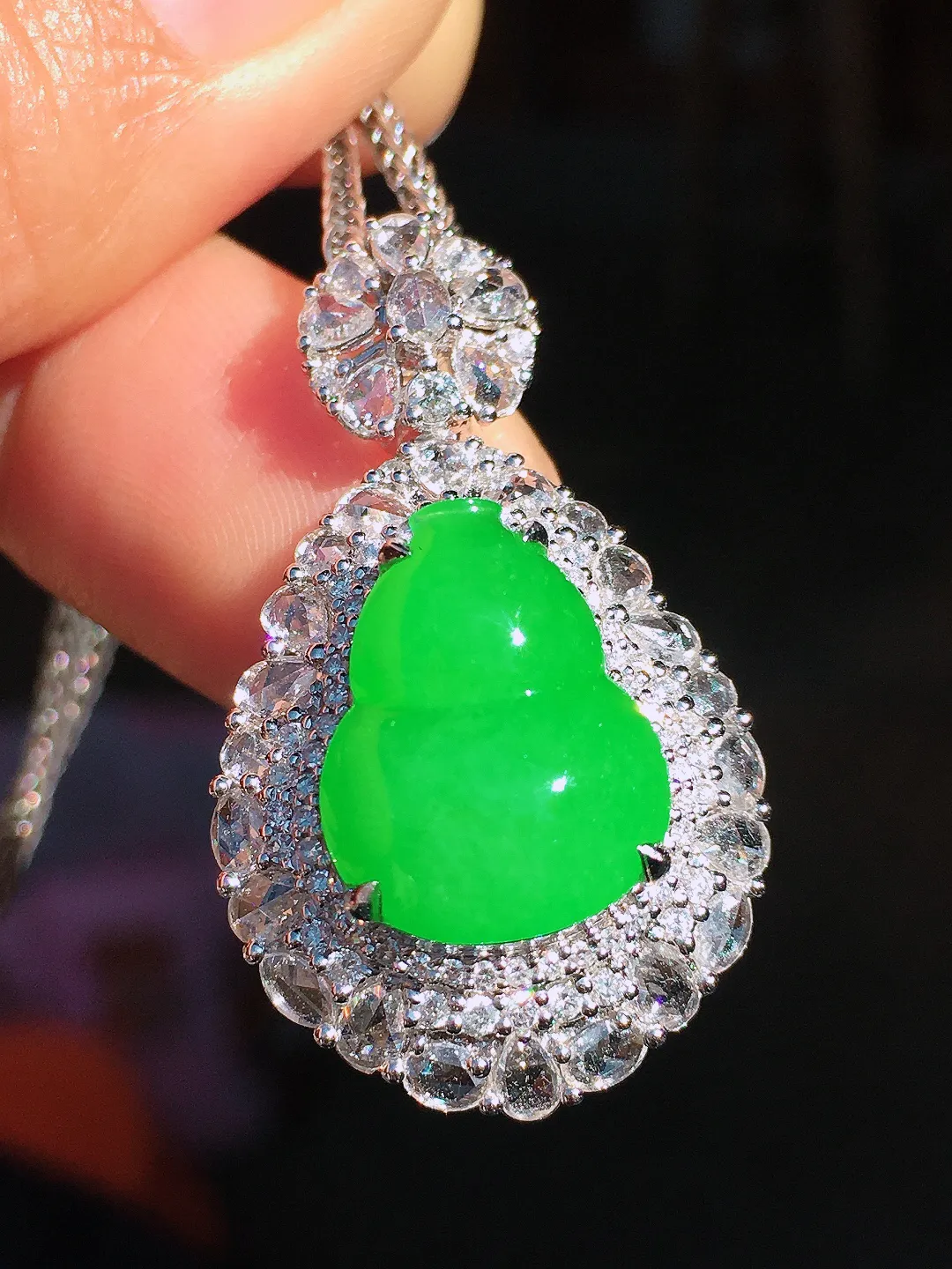 阳绿葫芦吊坠，色泽均匀艳丽，玉质细腻，荧光感超
强，饱满圆润，尽显优雅气质，18k
金豪华镶嵌