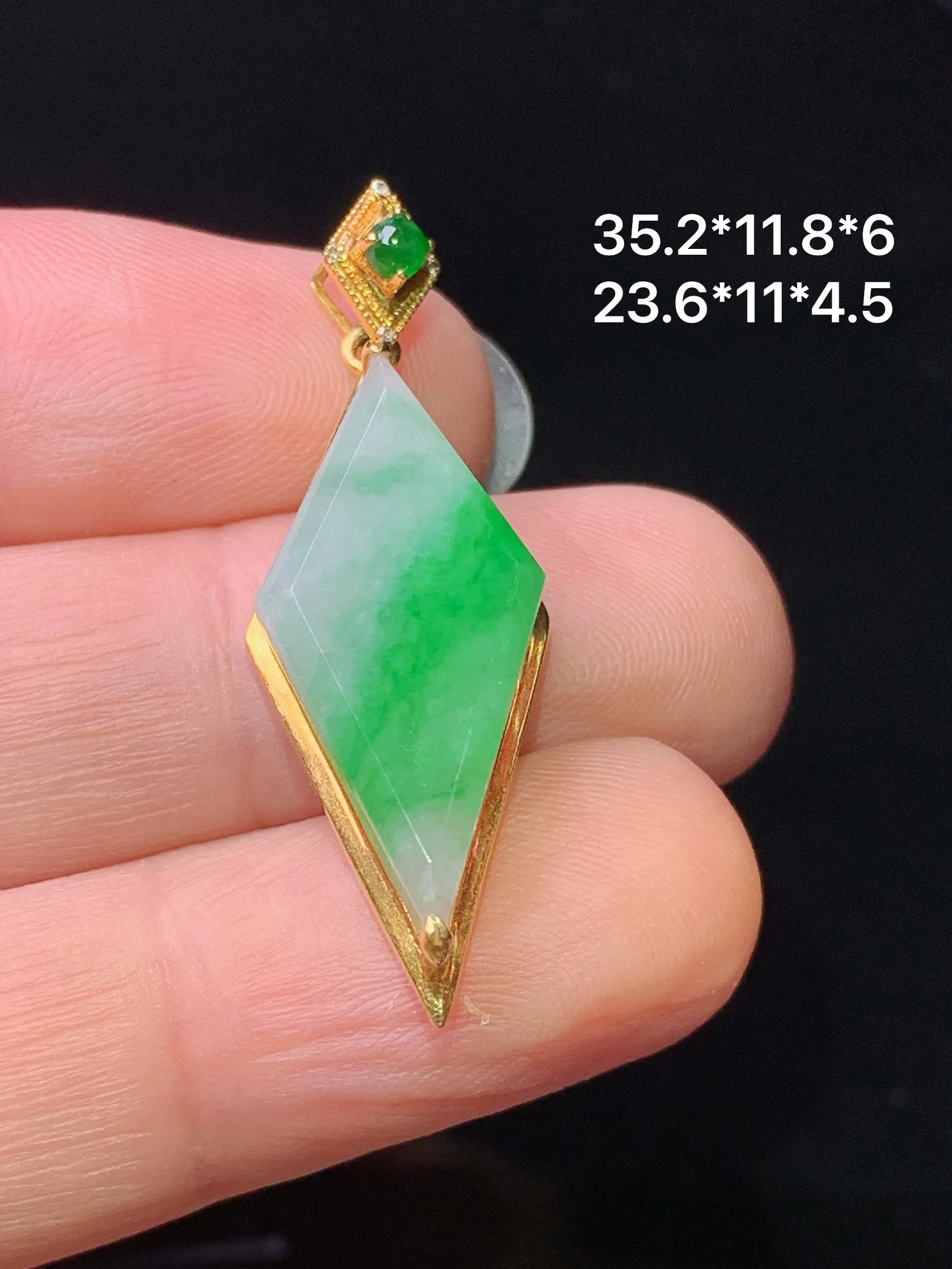 18k金镶嵌方形吊坠 玉质细腻 色泽艳丽清新 整体尺寸35.2*11.8*6