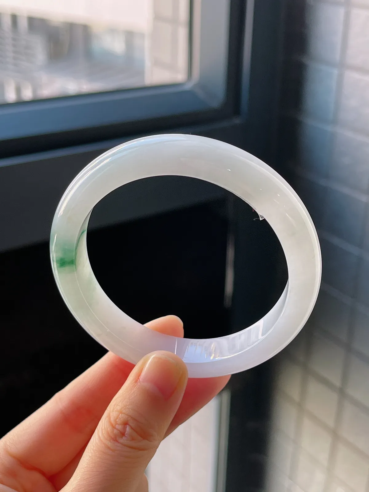 正圈57.8圈口，翡翠冰糯种飘绿手镯