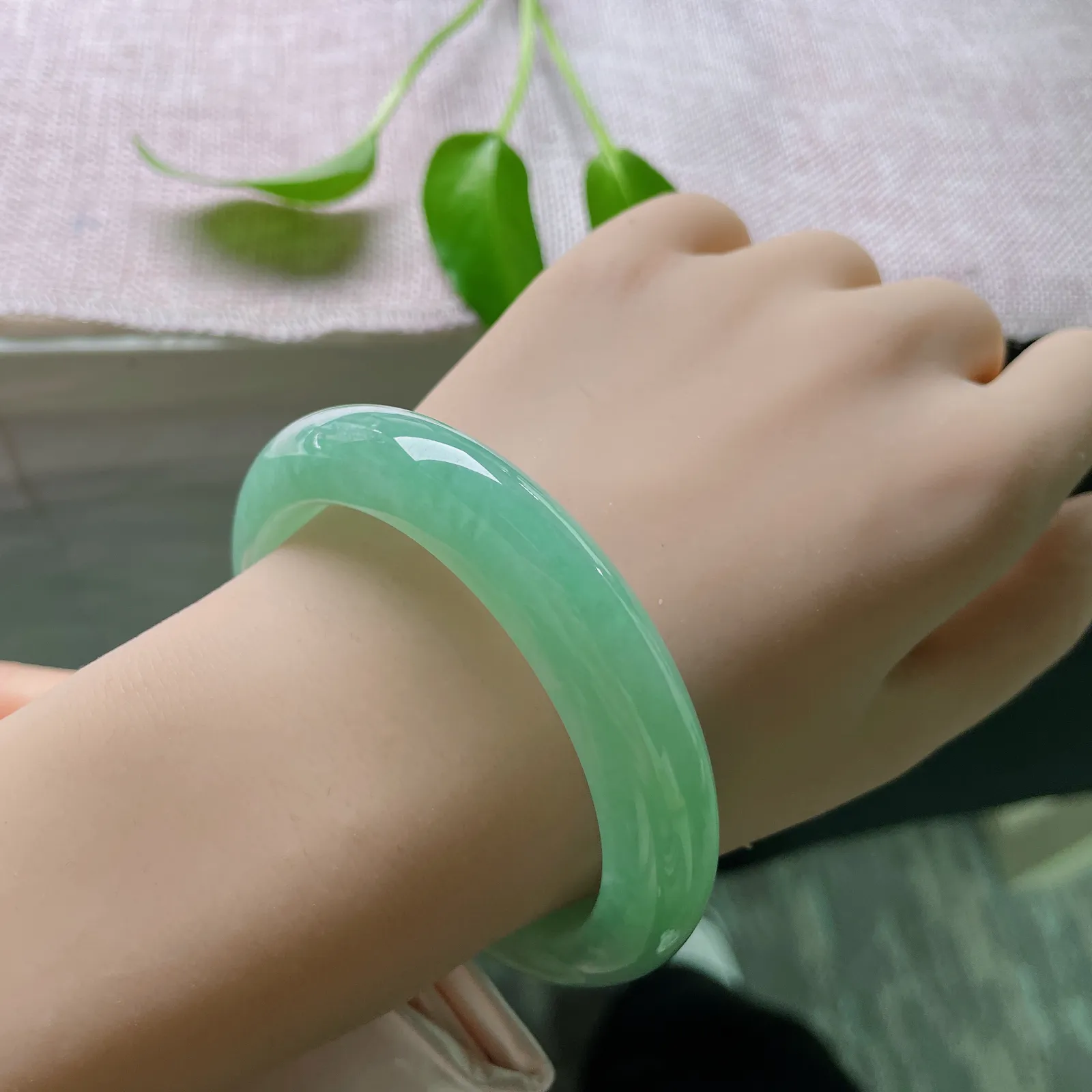 尺寸57.9/13.1/9.3，满绿正圈，色泽清雅高级，种老，郁郁层峦夹岸青，青山绿水去无声～