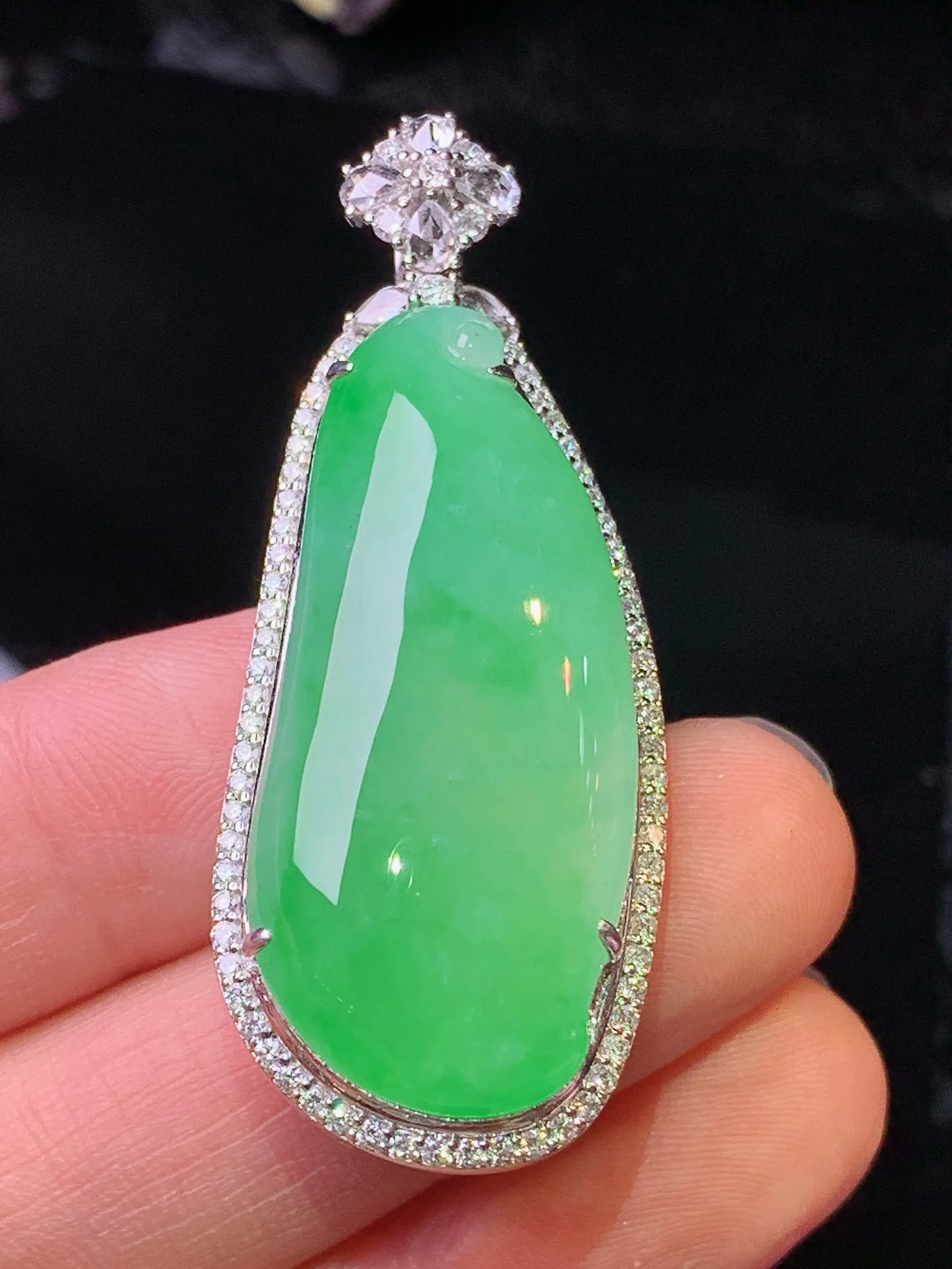 18k金钻镶嵌翠绿福瓜吊坠 玉质细腻 色泽艳丽清新 整体尺寸47.8*18.8*12.8