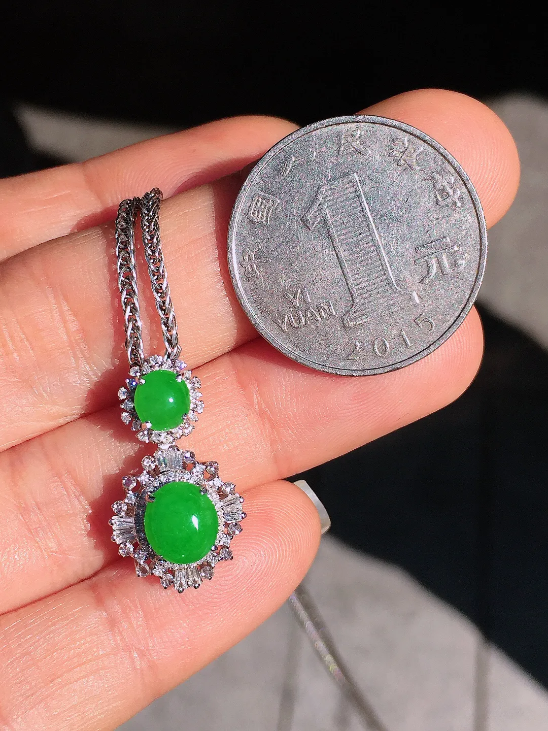 阳绿蛋面吊坠，色泽均匀艳丽，玉质细腻，荧光感超
强，饱满圆润，尽显优雅气质，18k
金豪华镶嵌