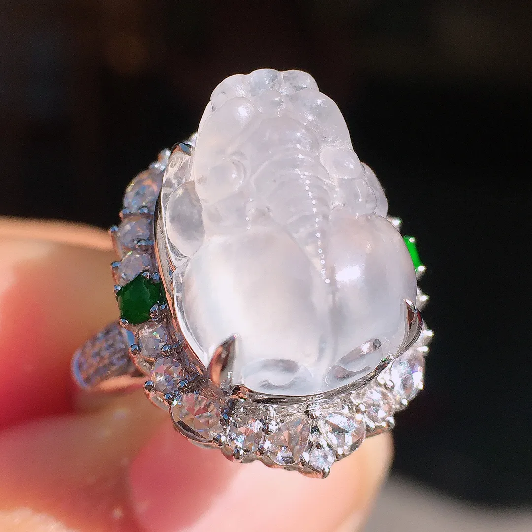 冰种貔貅戒指，玉质细腻，荧光感超
强，饱满圆润，尽显优雅气质，18k
金豪华镶嵌