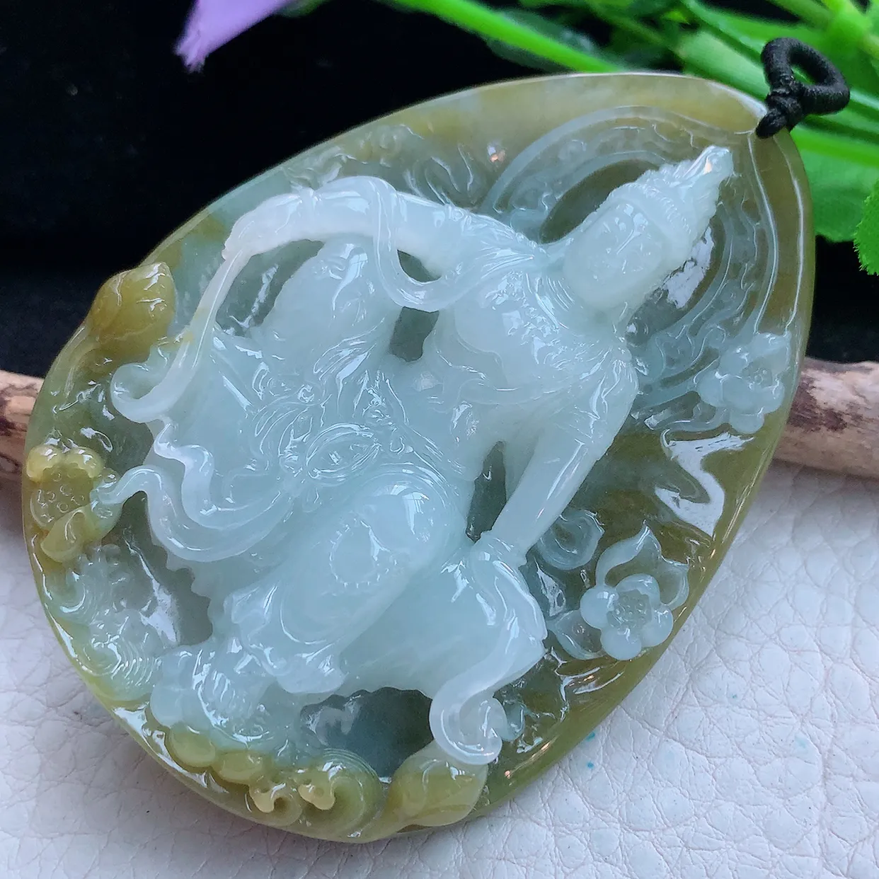 px实拍71.2*52.6*14.6俏色特色双彩缅甸翡翠精雕自在观音玉挂件