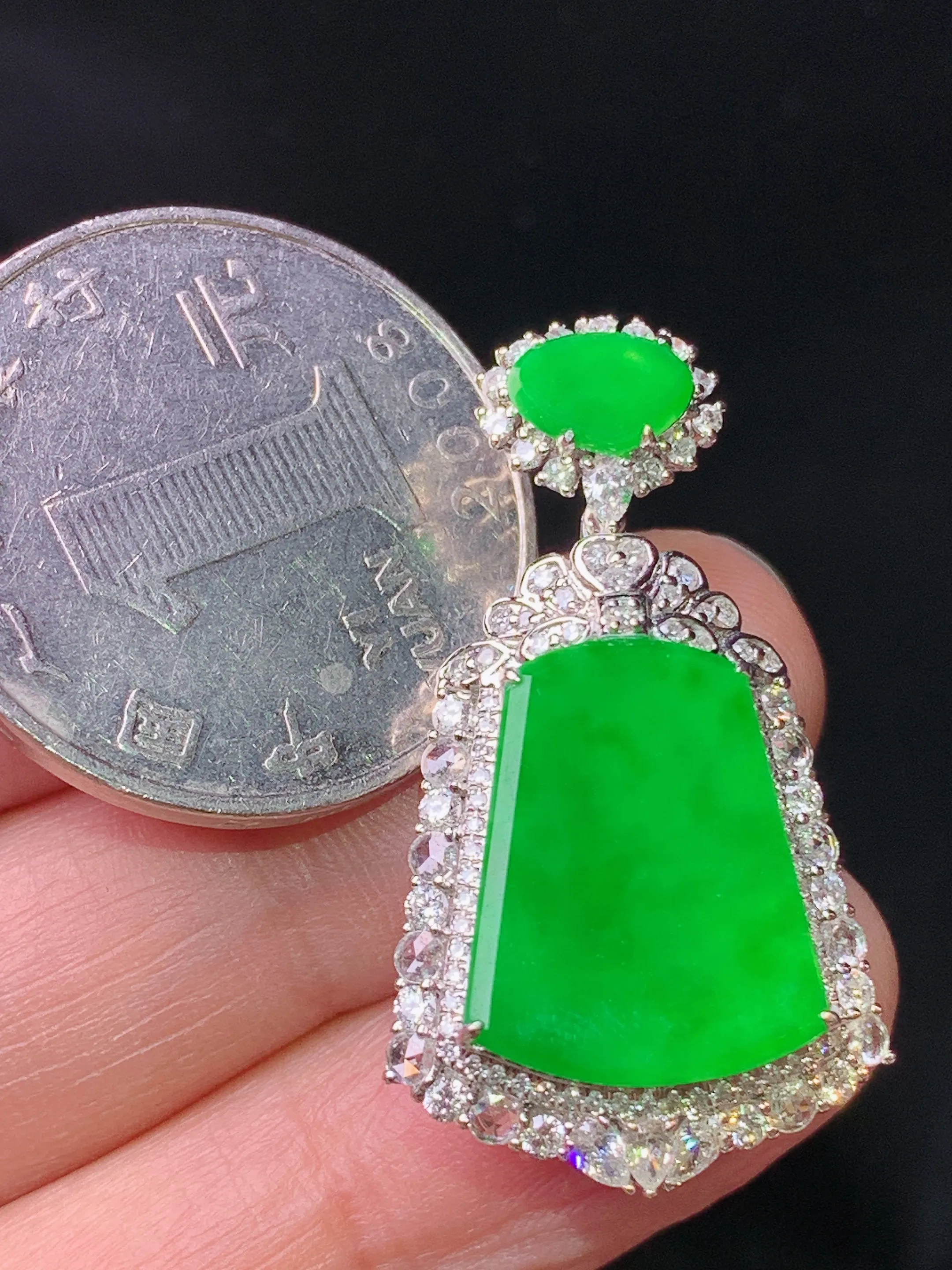 18k金钻镶嵌满绿无事牌吊坠 玉质细腻 色泽艳丽清新 整体尺寸33*18.5*7.6