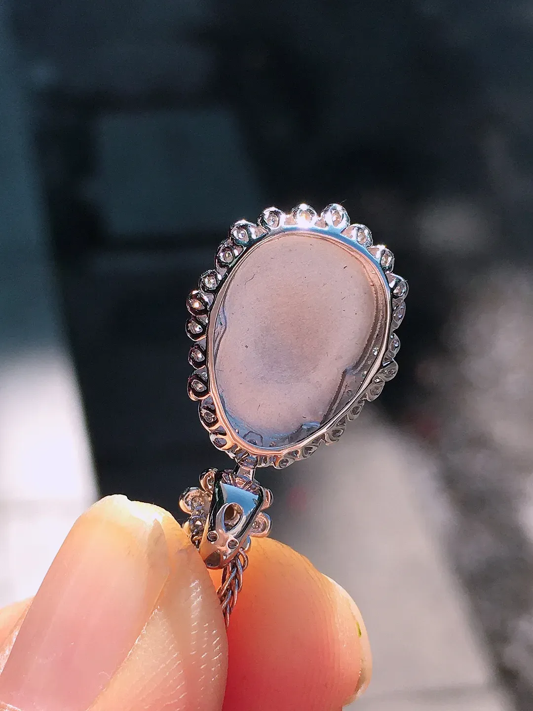 阳绿貔貅吊坠，色泽均匀艳丽，玉质细腻，荧光感超
强，饱满圆润，尽显优雅气质，18k
金豪华镶嵌