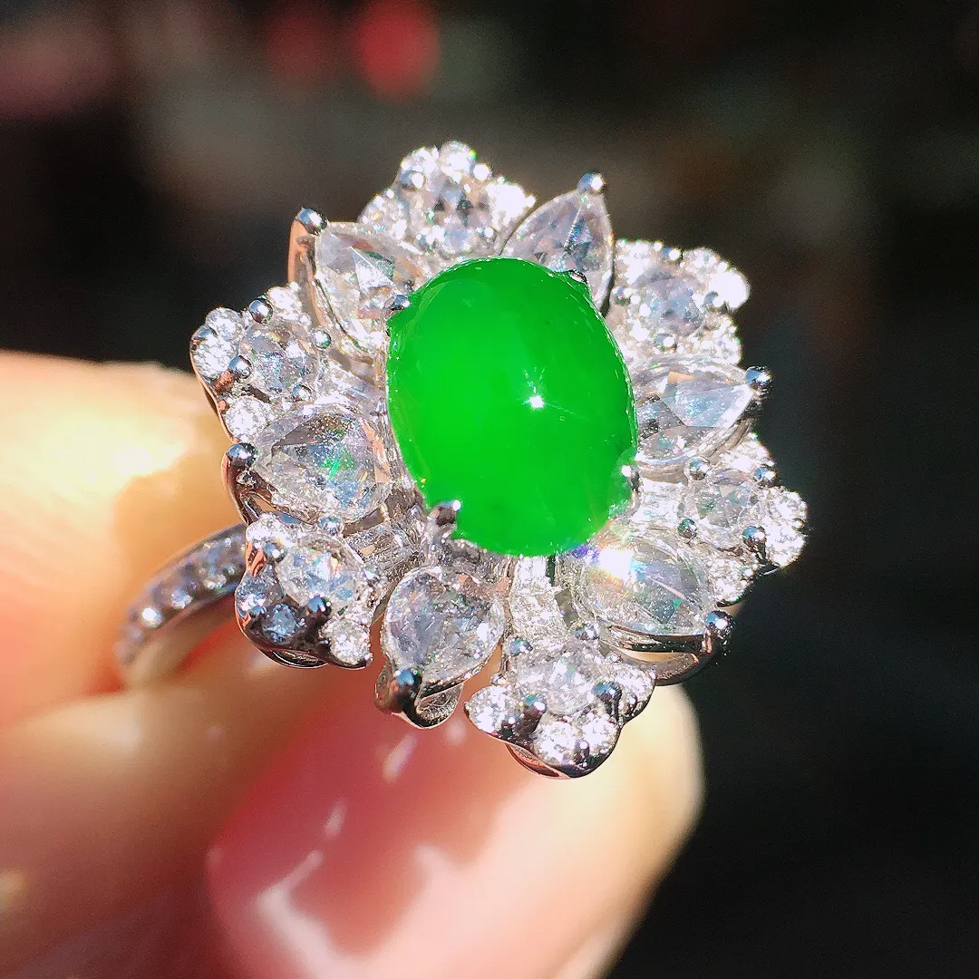 阳绿蛋面戒指，色泽均匀艳丽，玉质细腻，荧光感超
强，饱满圆润，尽显优雅气质，18k
金豪华镶嵌