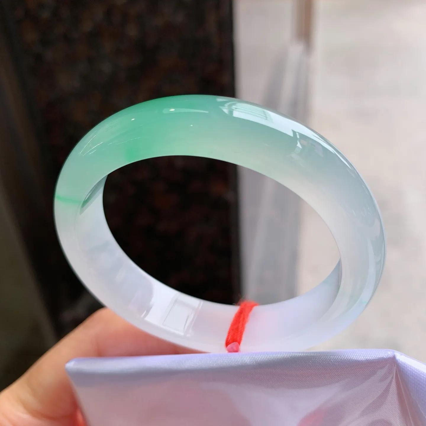 贵妃冰飘绿 无瑕 尺寸：52/46/12.3/7.5 小圈口