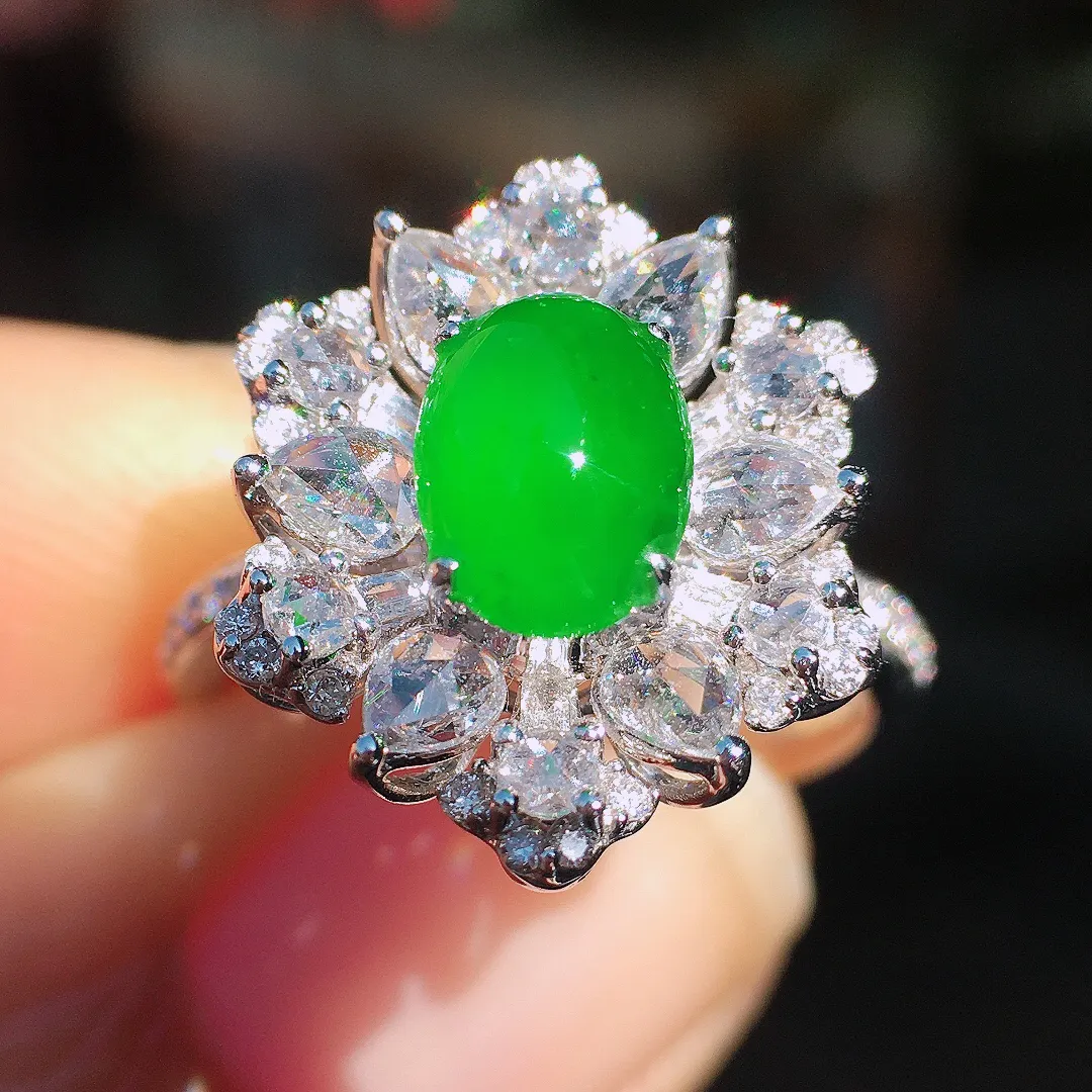 阳绿蛋面戒指，色泽均匀艳丽，玉质细腻，荧光感超
强，饱满圆润，尽显优雅气质，18k
金豪华镶嵌