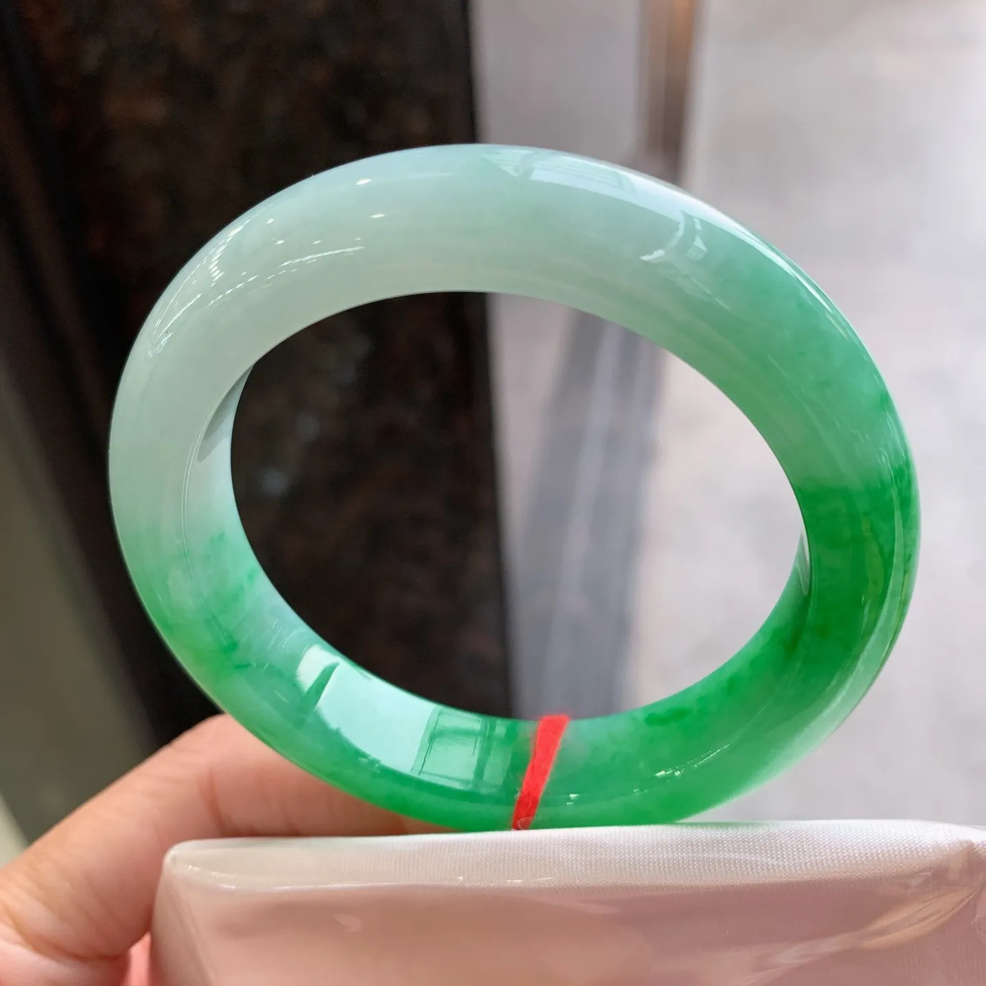 正圈飘绿 有条棉线 尺寸：55.8/12.2/9.2 色辣