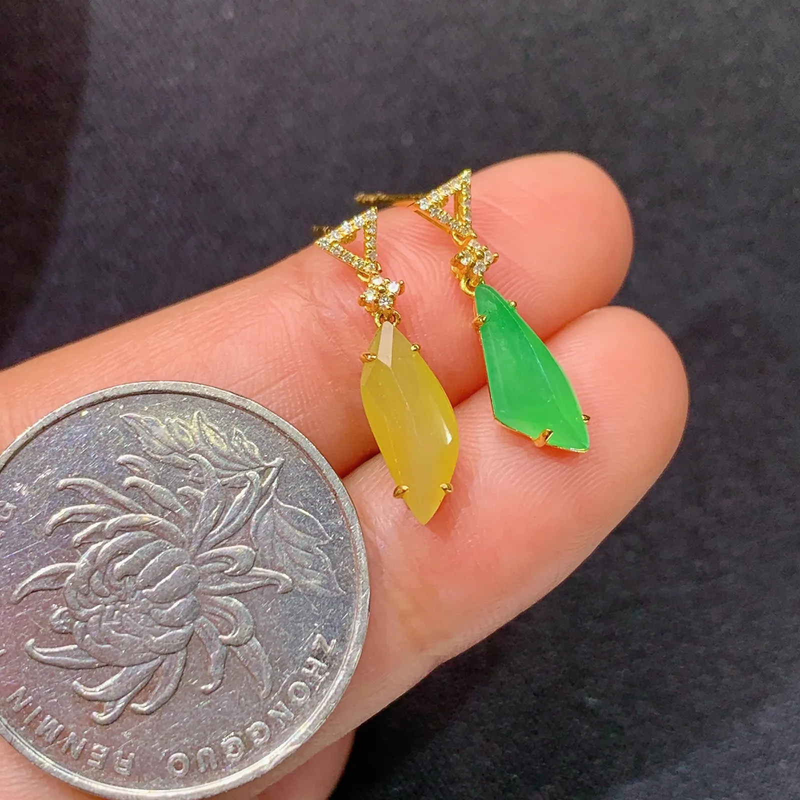 冰黄阳绿随形耳坠，AB款，18k金镶嵌，冰润鲜艳，种水足，Wx 尺寸11.2*4.2*3