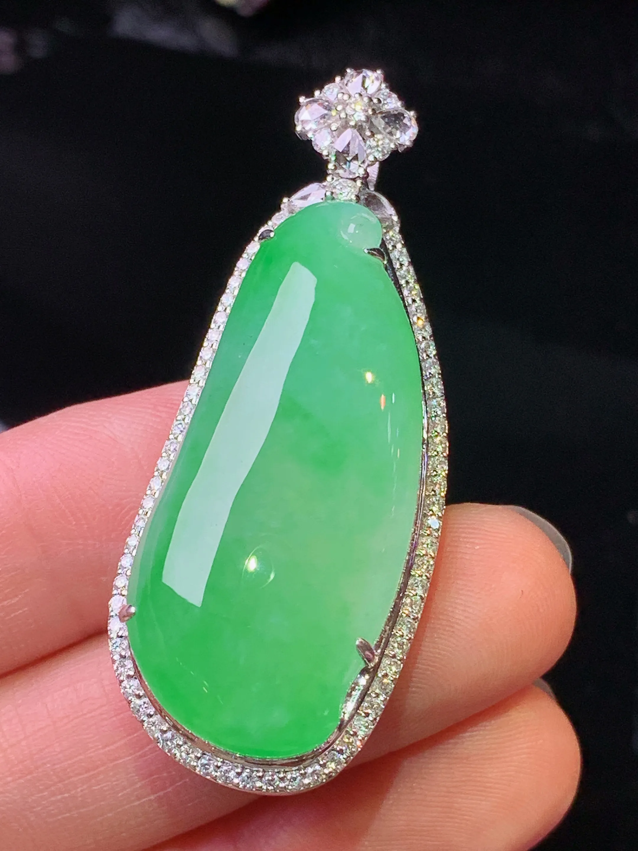 18k金钻镶嵌翠绿福瓜吊坠 玉质细腻 色泽艳丽清新 整体尺寸47.8*18.8*12.8