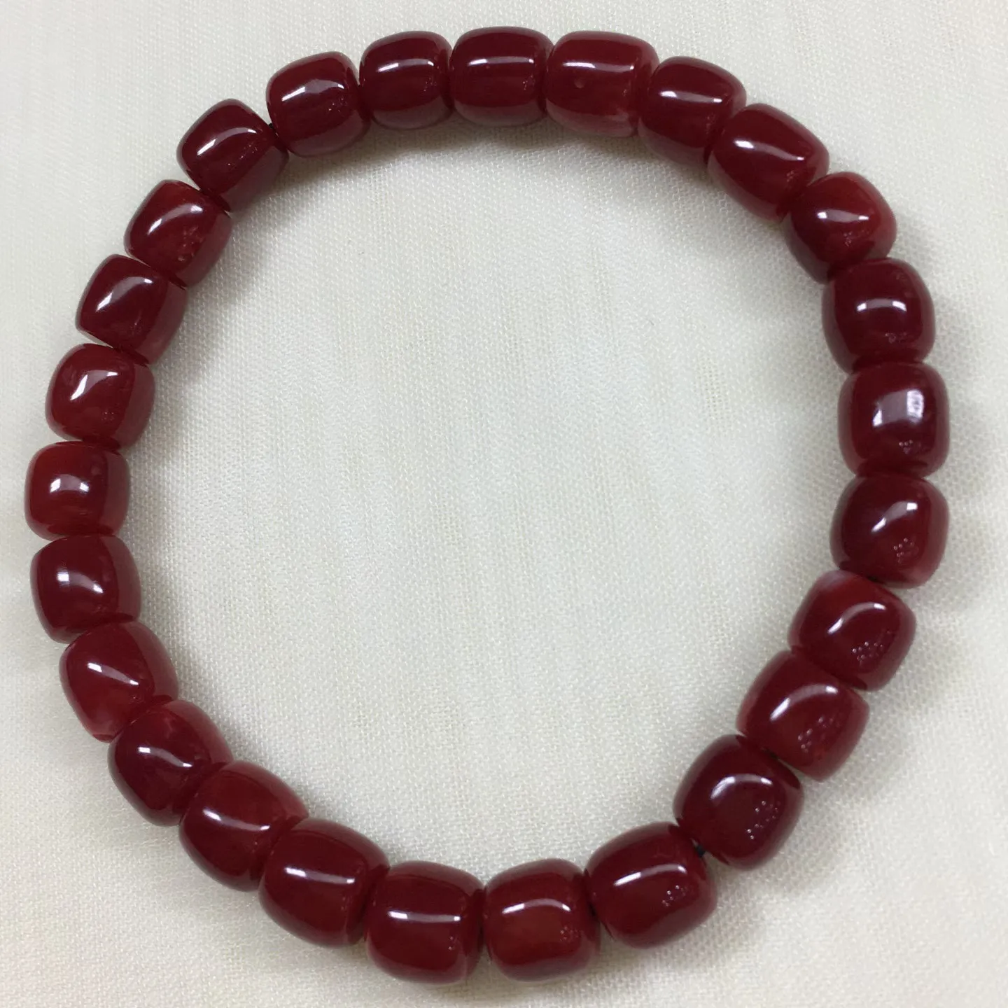 【天然日本阿卡赤血牛血红珊瑚7.1mm老型桶珠单手串】️遇不可求！日本产地，阿卡材料，赤血牛血红颜色，光泽柔润透亮，直径约7.1-6.6mm，重量14.39克，珊瑚本为佛教珍宝，来自深海千年生长，有生长纹，属于有机宝石，气场强大，稀少珍贵！每粒均为天然无添加无修补！少虫眼少白芯！收藏精品！传承宝贝！