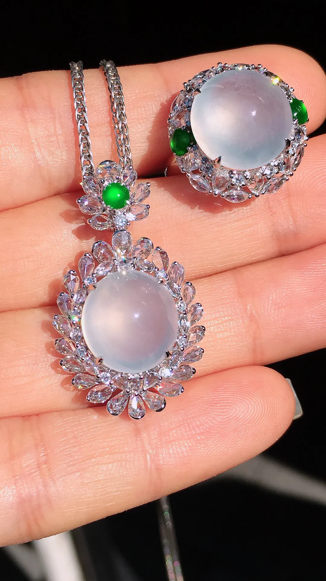 冰种蛋面套装（吊坠+戒指），玉质细腻，荧光感超
强，饱满圆润，尽显优雅气质，18k
金豪华镶嵌