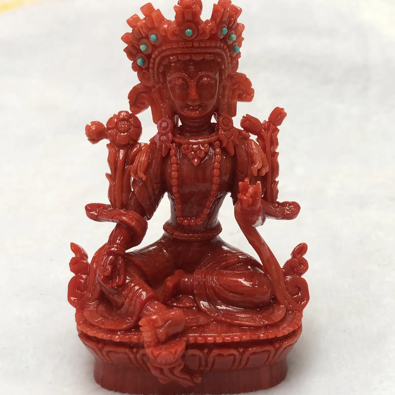 【天然红珊瑚拼接绿镀母小佛摆件】意大利产地，沙丁珊瑚料，深红颜色，釆用台湾拼接手工工艺，精雕细镂，底部有开孔可藏经文，手工工序复杂，高约83mm，宽约51.3mm，厚40.2mm，重量71.86克。天然绿松石点缀！可手持红珊瑚沙丁大枝拼接绿镀母。收藏供奉价值高！