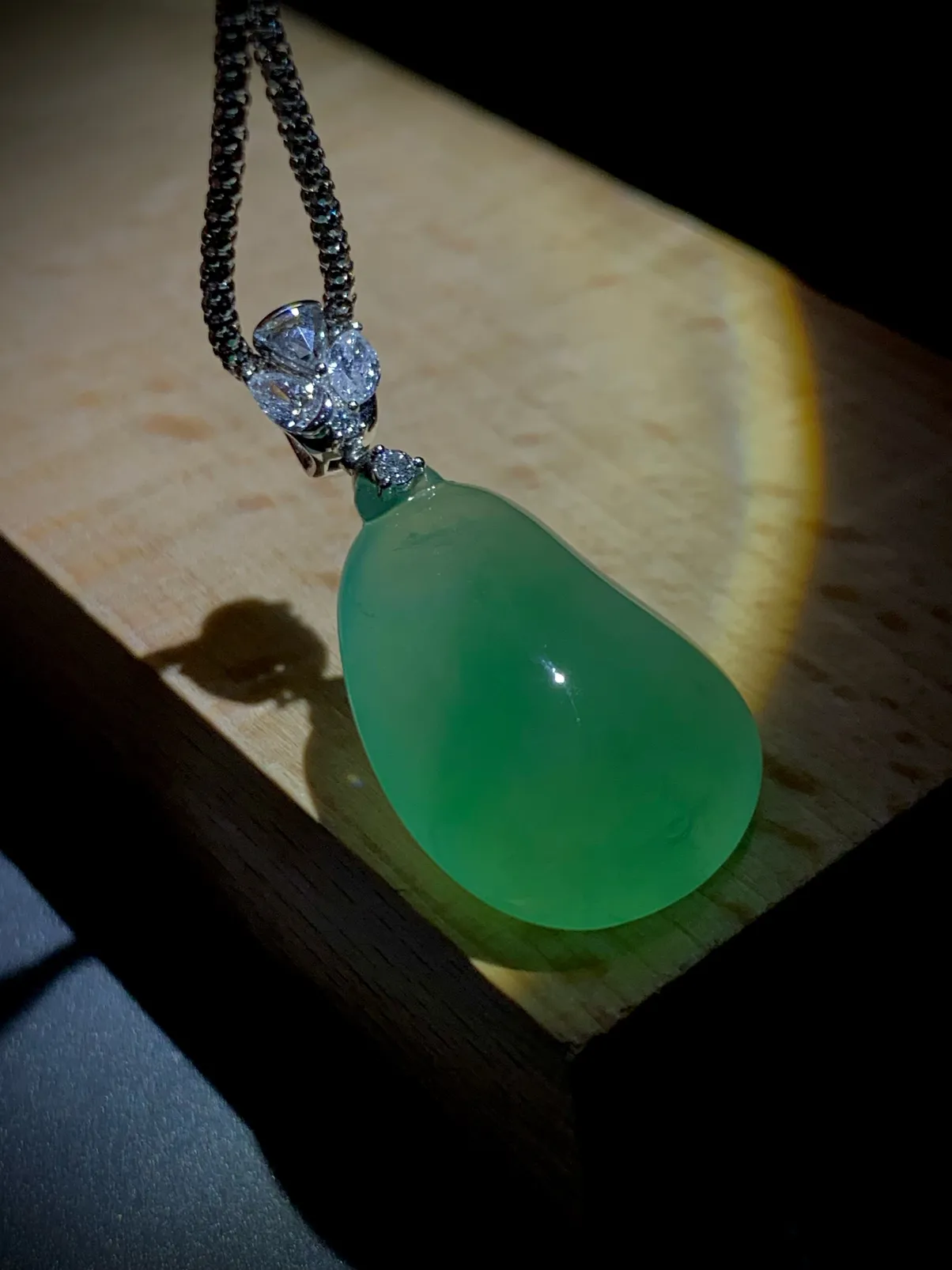 翡翠福瓜，31.5-裸石23.5-16-9.5mm，
18K金，南非钻，6.2g，不配图链