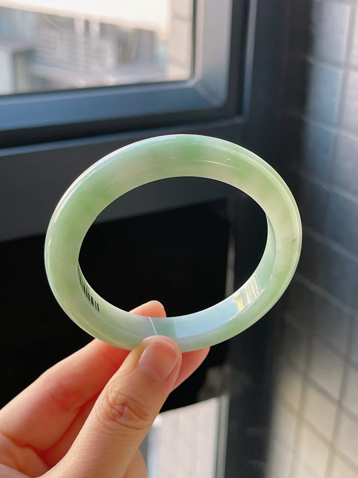 正圈56.7圈口，翡翠糯化种淡绿色手镯