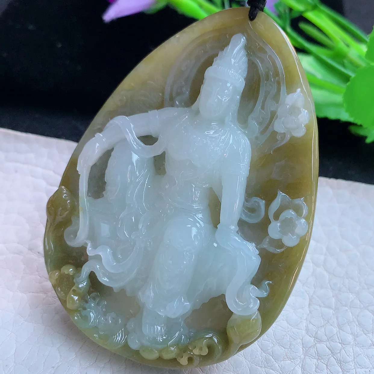 px实拍71.2*52.6*14.6俏色特色双彩缅甸翡翠精雕自在观音玉挂件